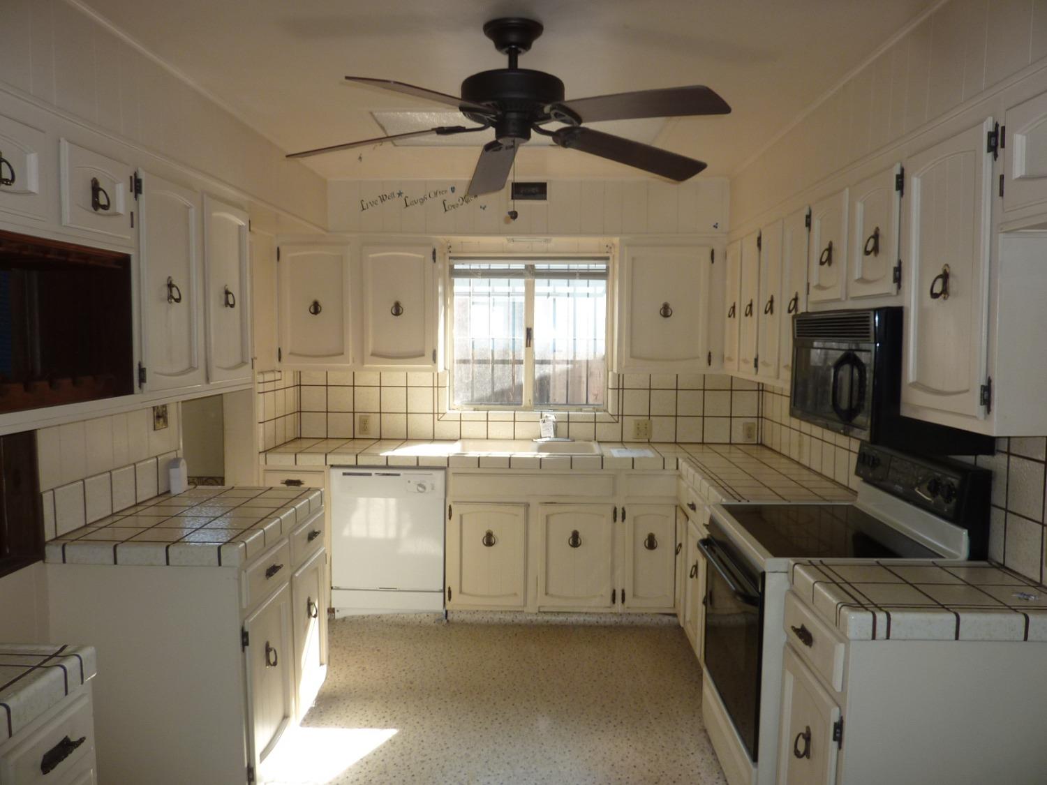 Detail Gallery Image 8 of 15 For 2059 Country Club Blvd, Stockton,  CA 95204 - 3 Beds | 1 Baths