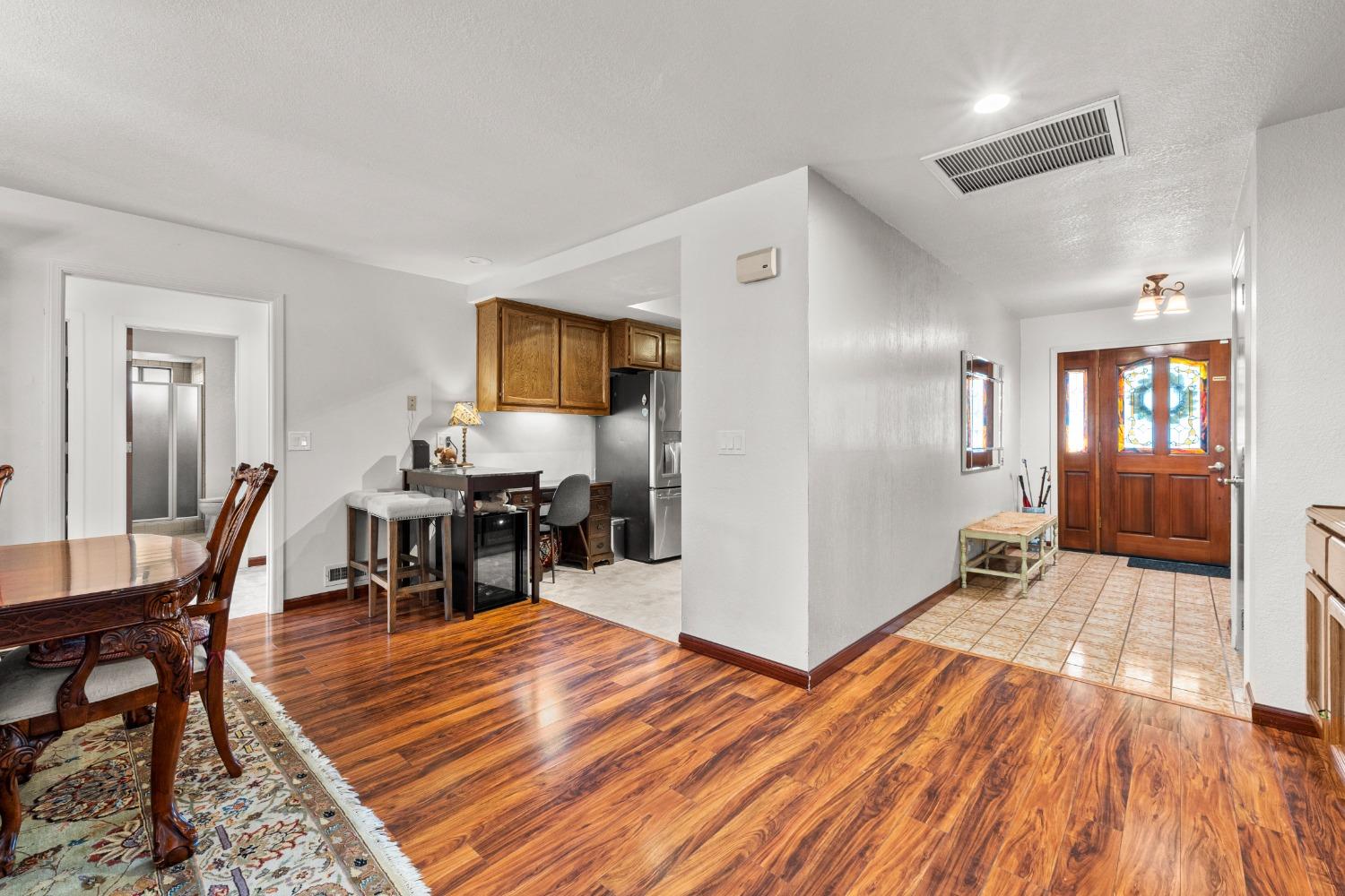 Detail Gallery Image 14 of 47 For 24 Sage River Cir, Sacramento,  CA 95831 - 3 Beds | 3 Baths
