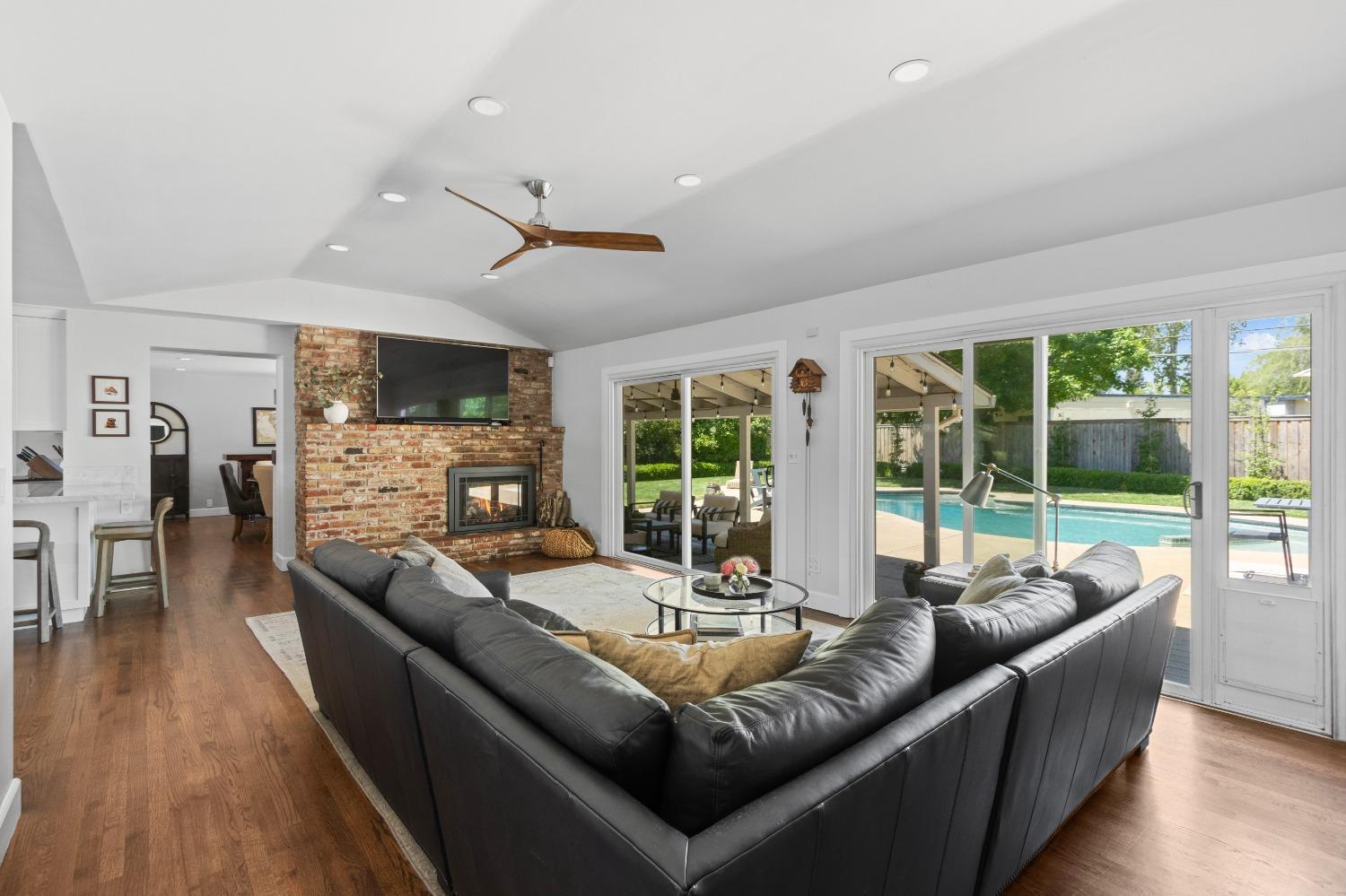 Detail Gallery Image 14 of 41 For 2837 Latham Dr, Sacramento,  CA 95864 - 3 Beds | 2/1 Baths