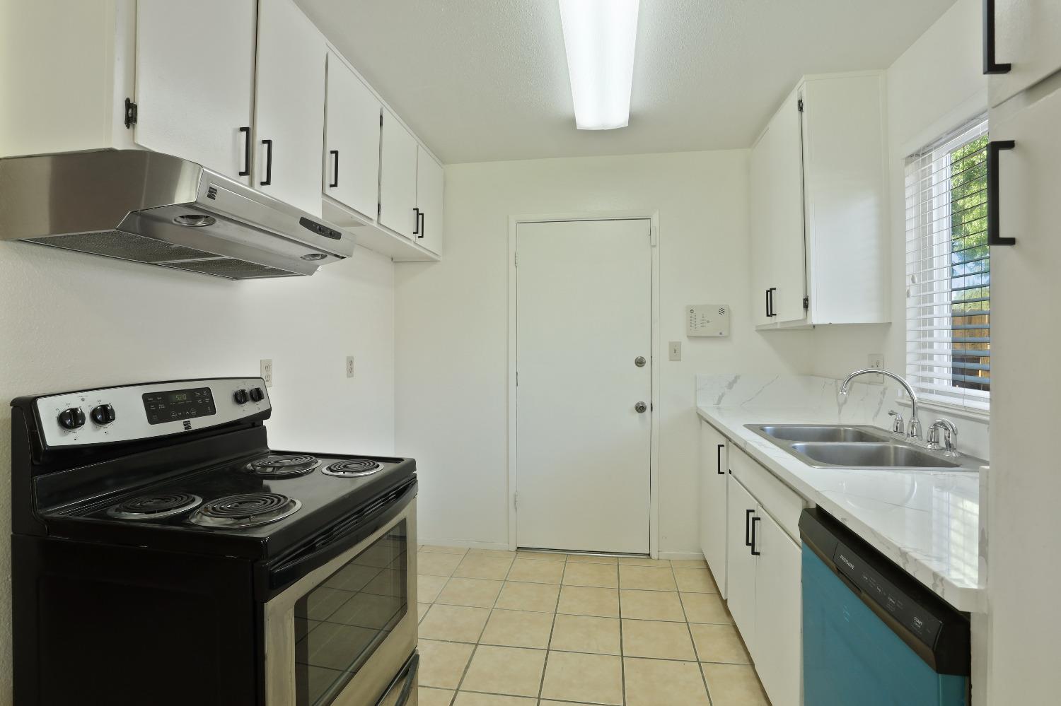 Detail Gallery Image 10 of 26 For 2912 Bateman Ln, Modesto,  CA 95354 - 3 Beds | 2 Baths