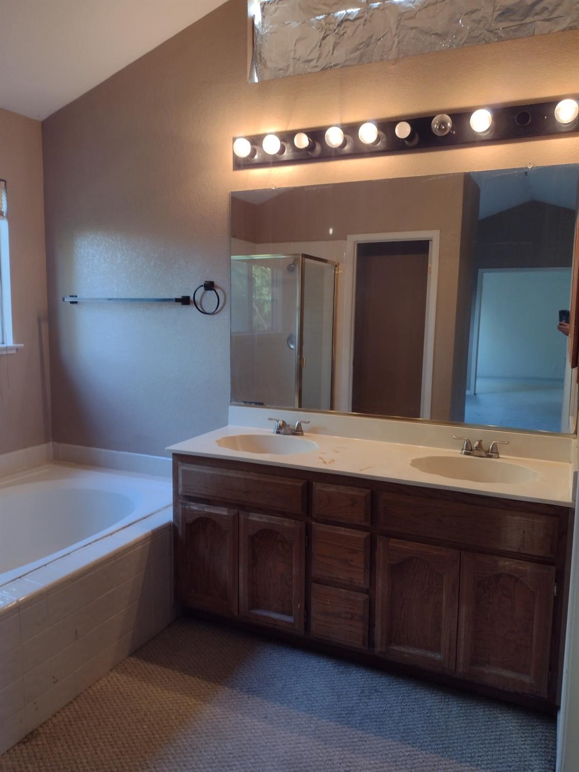 Detail Gallery Image 36 of 56 For 1900 Berryessa Dr, Modesto,  CA 95358 - 3 Beds | 2/1 Baths