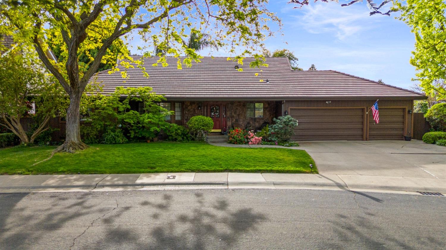 Detail Gallery Image 2 of 47 For 24 Sage River Cir, Sacramento,  CA 95831 - 3 Beds | 3 Baths
