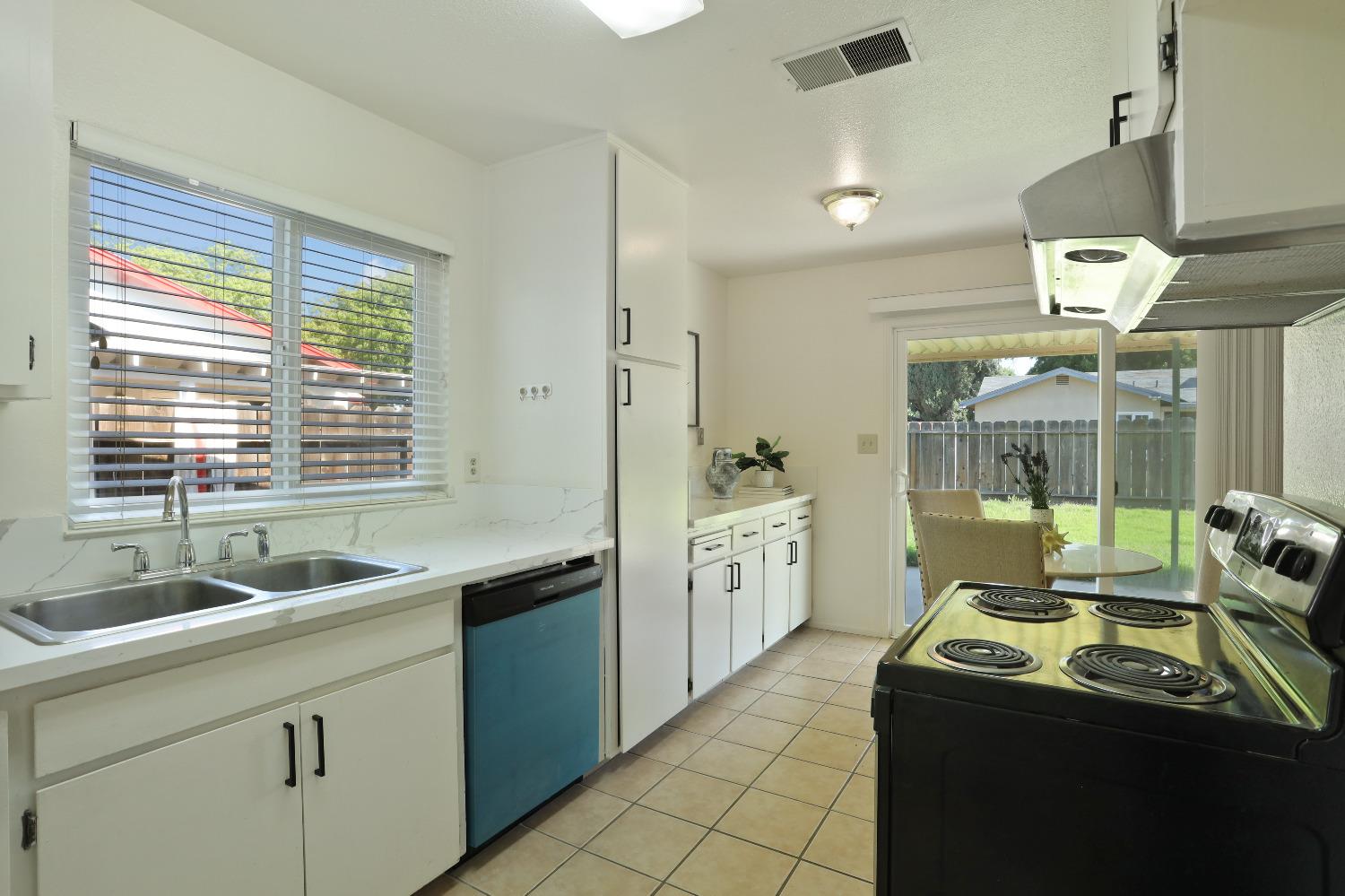 Detail Gallery Image 9 of 26 For 2912 Bateman Ln, Modesto,  CA 95354 - 3 Beds | 2 Baths