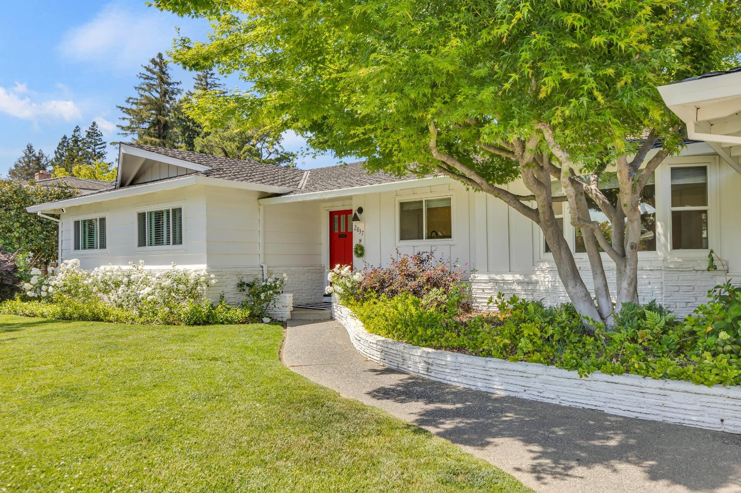 Detail Gallery Image 4 of 41 For 2837 Latham Dr, Sacramento,  CA 95864 - 3 Beds | 2/1 Baths