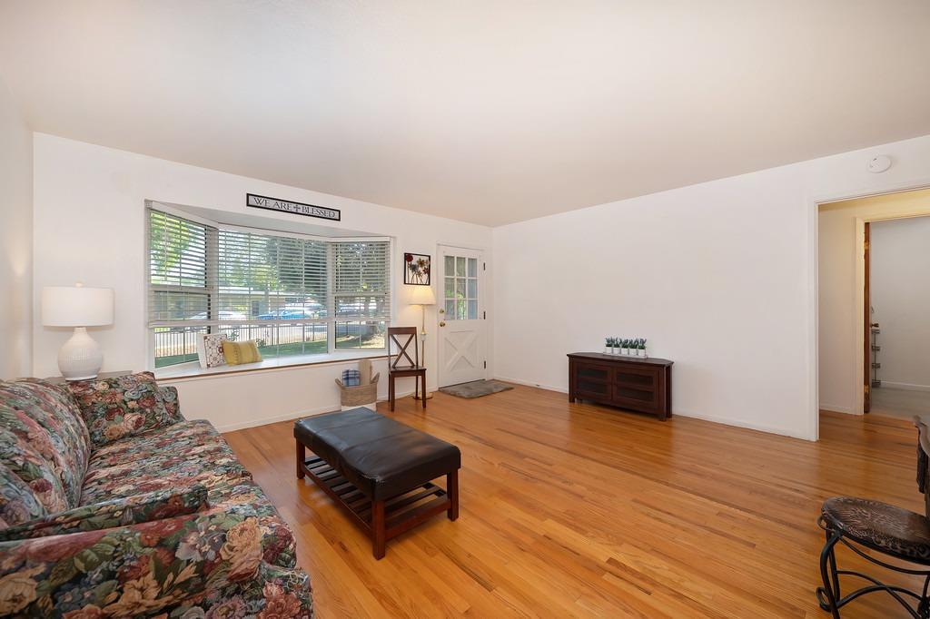 Detail Gallery Image 8 of 34 For 5328 Kenneth Ave, Carmichael,  CA 95608 - 3 Beds | 2 Baths