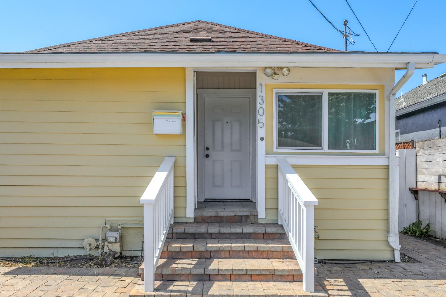 Detail Gallery Image 6 of 48 For 1305 144th Ave, San Leandro,  CA 94578 - 2 Beds | 2/1 Baths