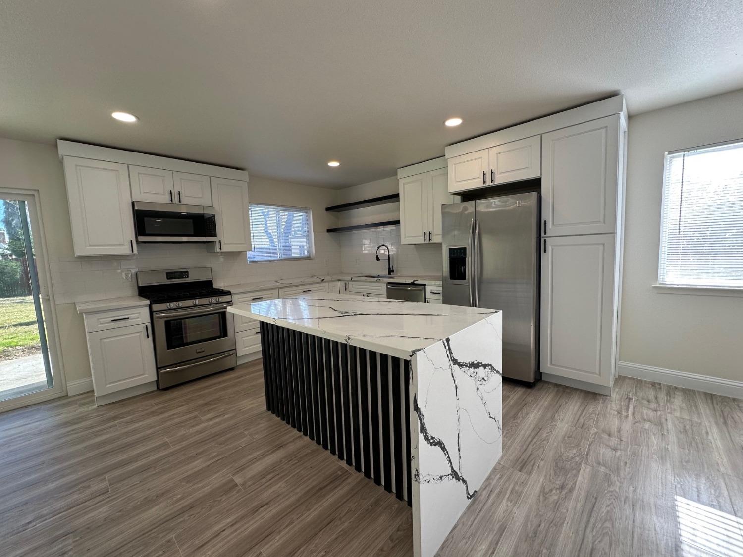 Detail Gallery Image 3 of 29 For 4700 Ravenstone Way, Sacramento,  CA 95842 - 4 Beds | 2/1 Baths