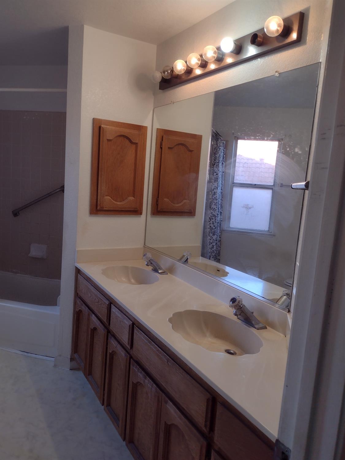 Detail Gallery Image 27 of 56 For 1900 Berryessa Dr, Modesto,  CA 95358 - 3 Beds | 2/1 Baths