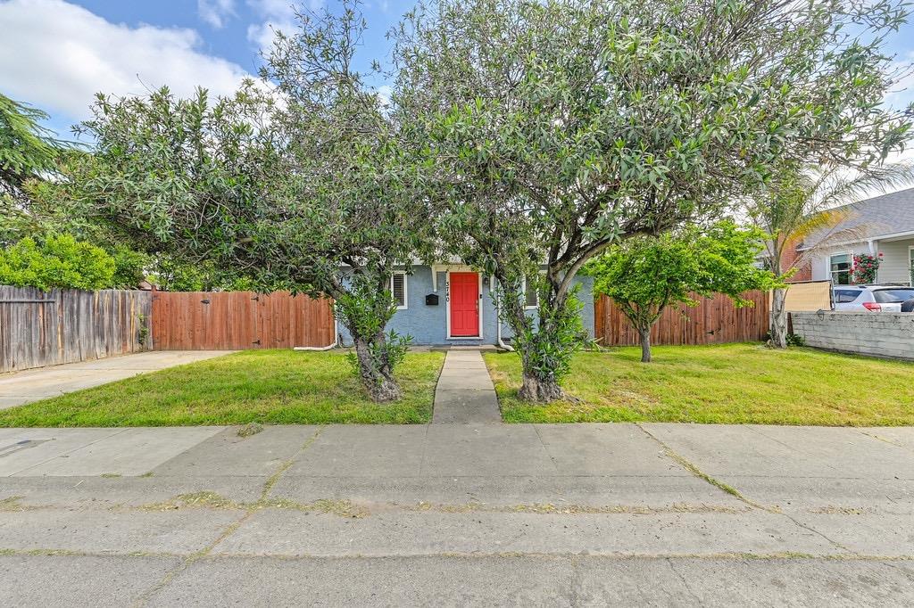 Detail Gallery Image 1 of 29 For 3740 26th Ave, Sacramento,  CA 95820 - 3 Beds | 2 Baths