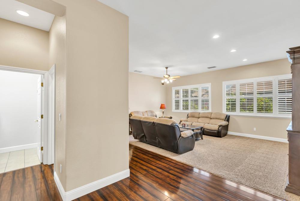 Detail Gallery Image 11 of 66 For 929 Jordine Way, Galt,  CA 95632 - 5 Beds | 2/1 Baths
