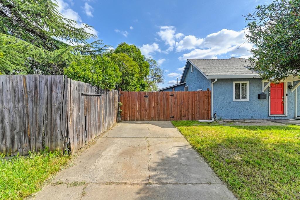 Detail Gallery Image 4 of 29 For 3740 26th Ave, Sacramento,  CA 95820 - 3 Beds | 2 Baths