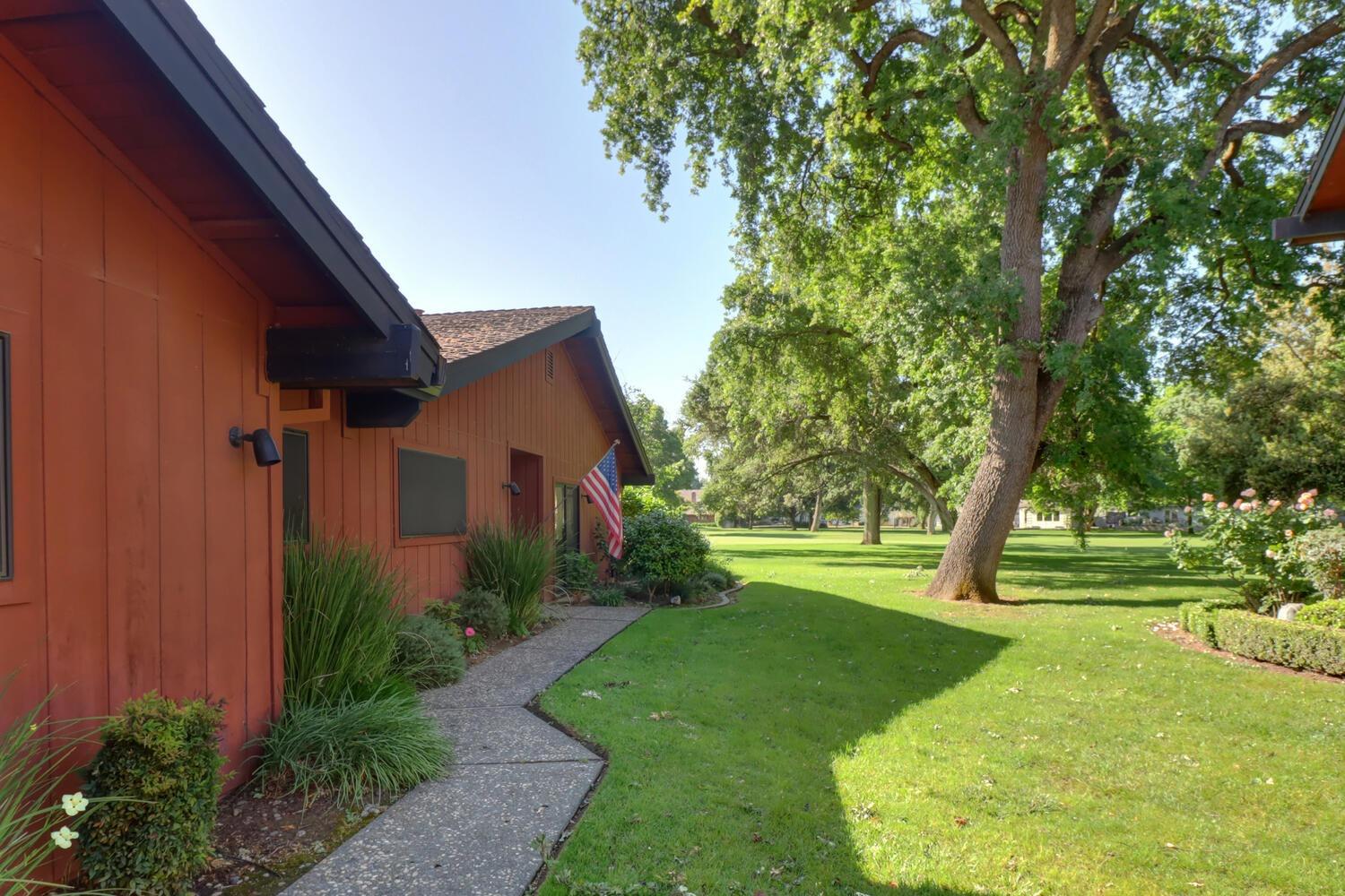 Garden Court, El Macero, California image 2