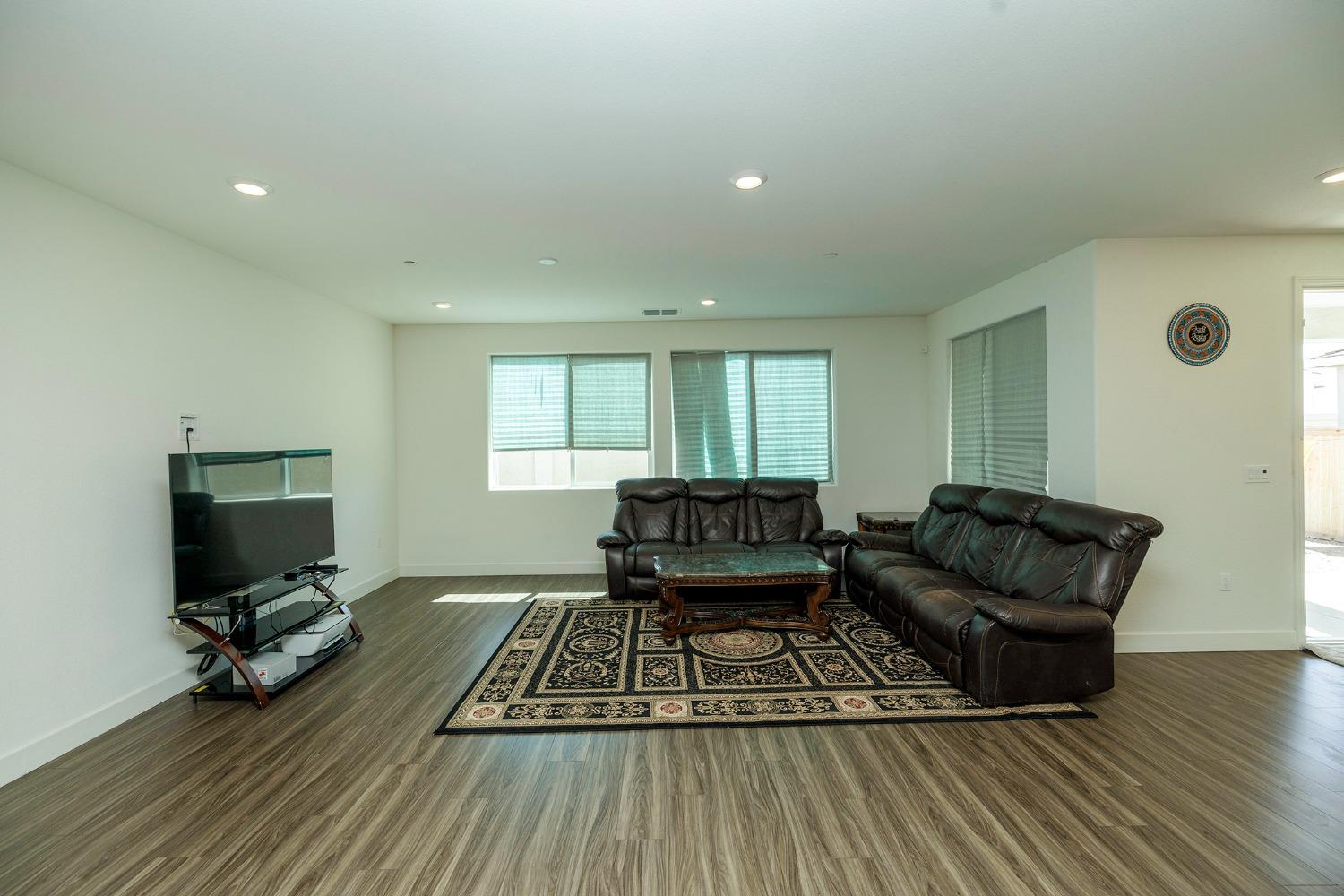 Detail Gallery Image 9 of 48 For 6910 Tailwind Ln, Stockton,  CA 95219 - 4 Beds | 3 Baths