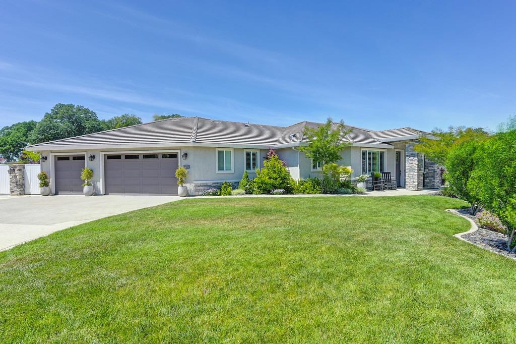 Detail Gallery Image 5 of 63 For 7527 Country Oaks Ln, Orangevale,  CA 95662 - 5 Beds | 4/1 Baths