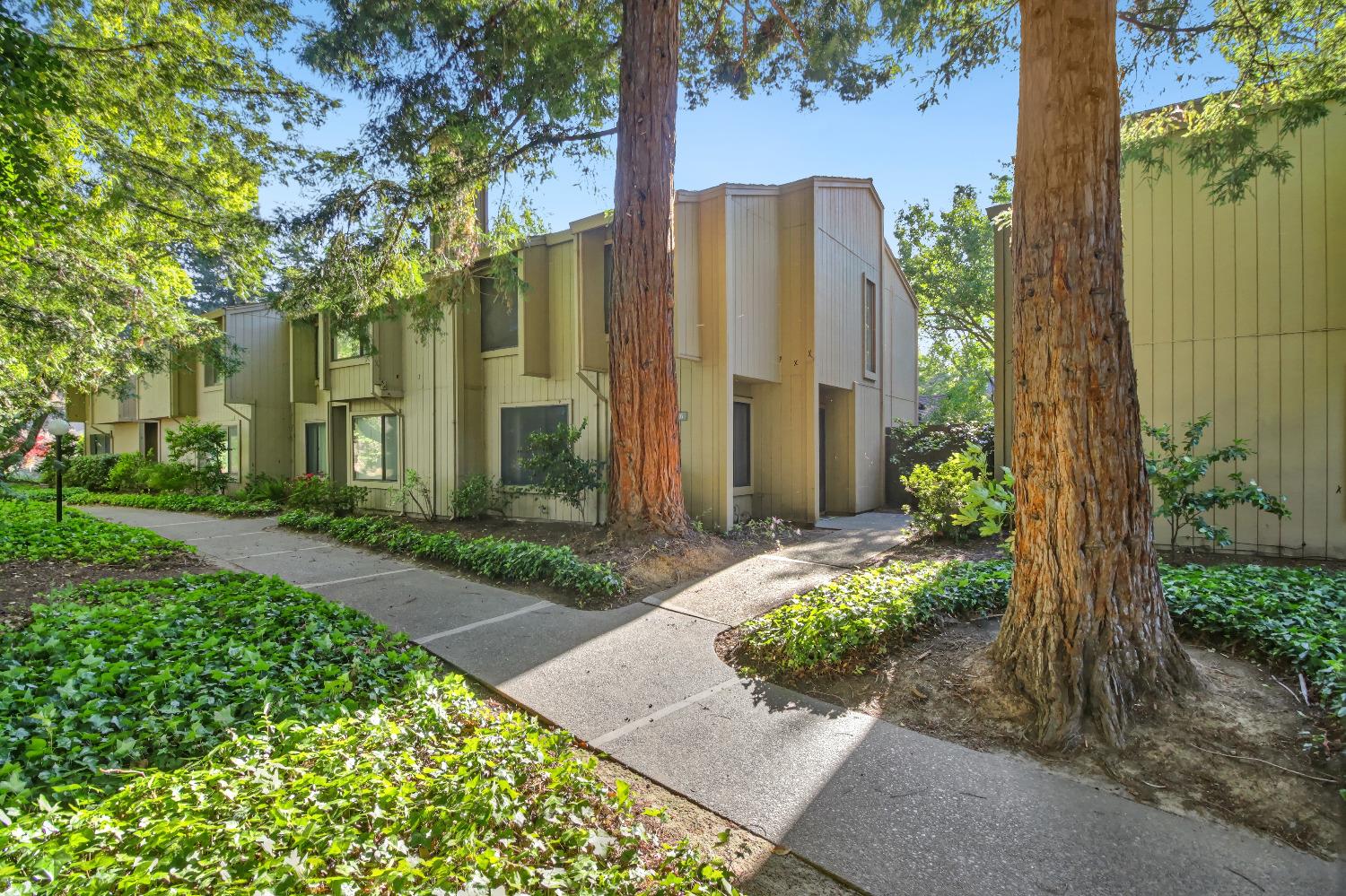 Detail Gallery Image 2 of 48 For 26 Adelphi Ct, Sacramento,  CA 95825 - 3 Beds | 2/1 Baths