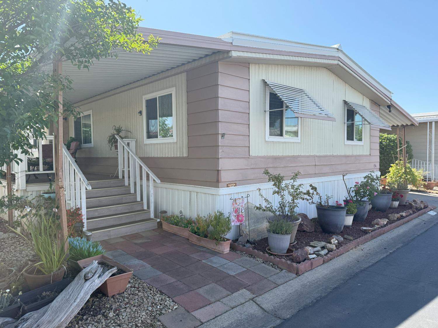 Detail Gallery Image 1 of 44 For 134 Gardenia, Sacramento,  CA 95828 - 3 Beds | 2 Baths