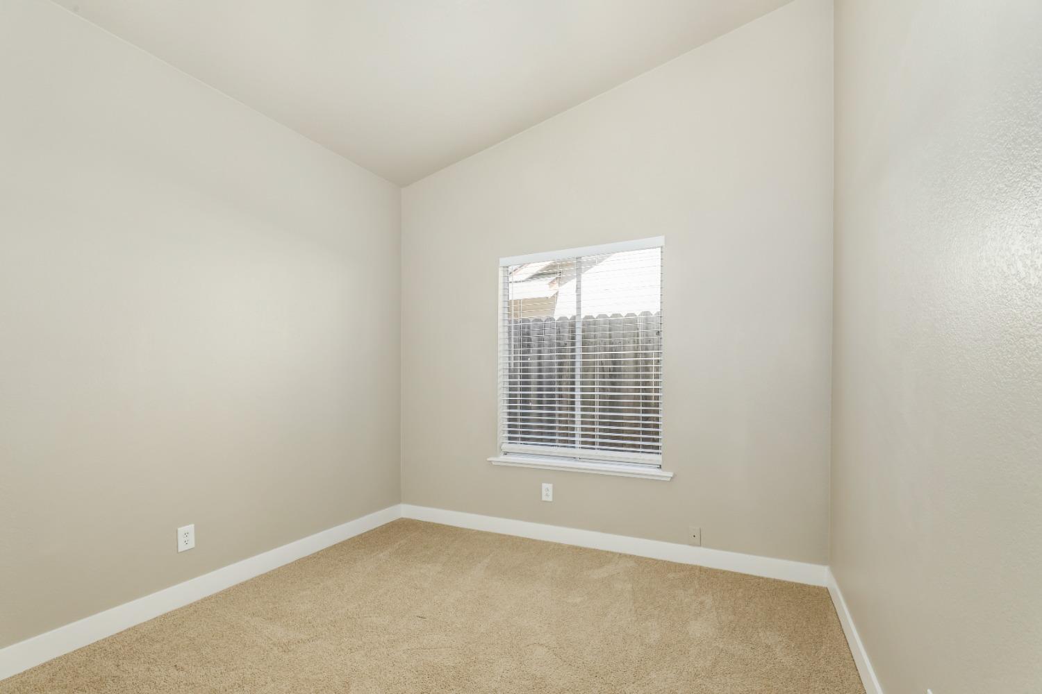 Detail Gallery Image 16 of 31 For 5521 Rightwood Way, Sacramento,  CA 95823 - 4 Beds | 2 Baths