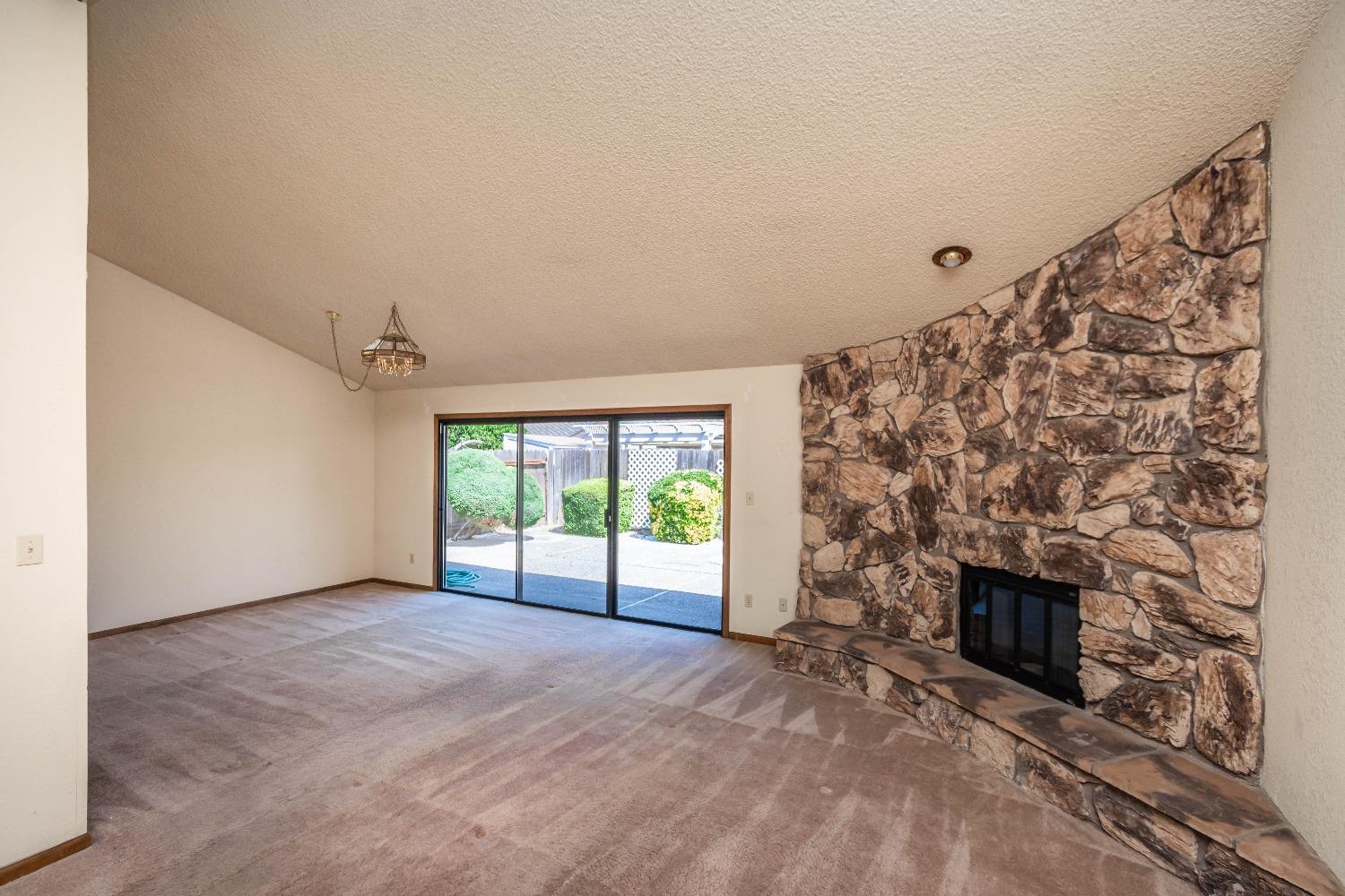 Detail Gallery Image 4 of 31 For 1207 Cedar Tree Way, Sacramento,  CA 95831 - 2 Beds | 2 Baths