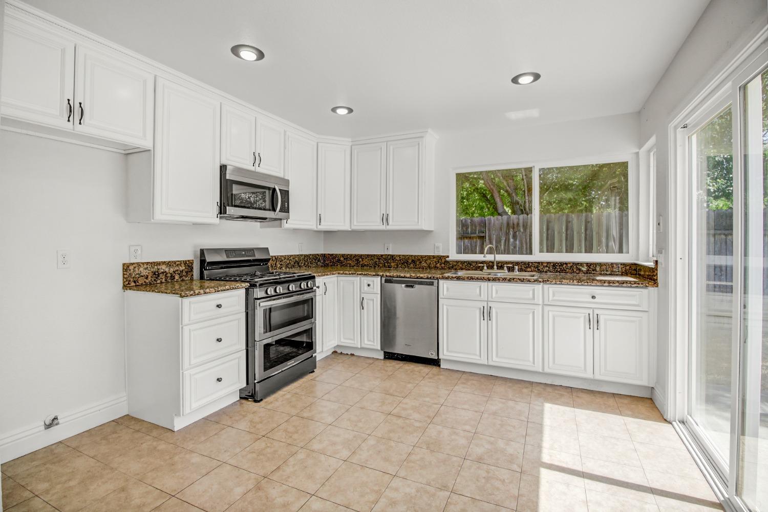 Detail Gallery Image 11 of 39 For 5756 Himalaya Way, Citrus Heights,  CA 95621 - 4 Beds | 3/1 Baths