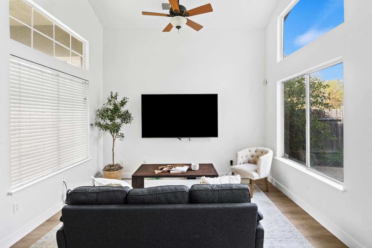 Detail Gallery Image 9 of 50 For 9557 W Village Tree Dr, Elk Grove,  CA 95758 - 3 Beds | 2/1 Baths