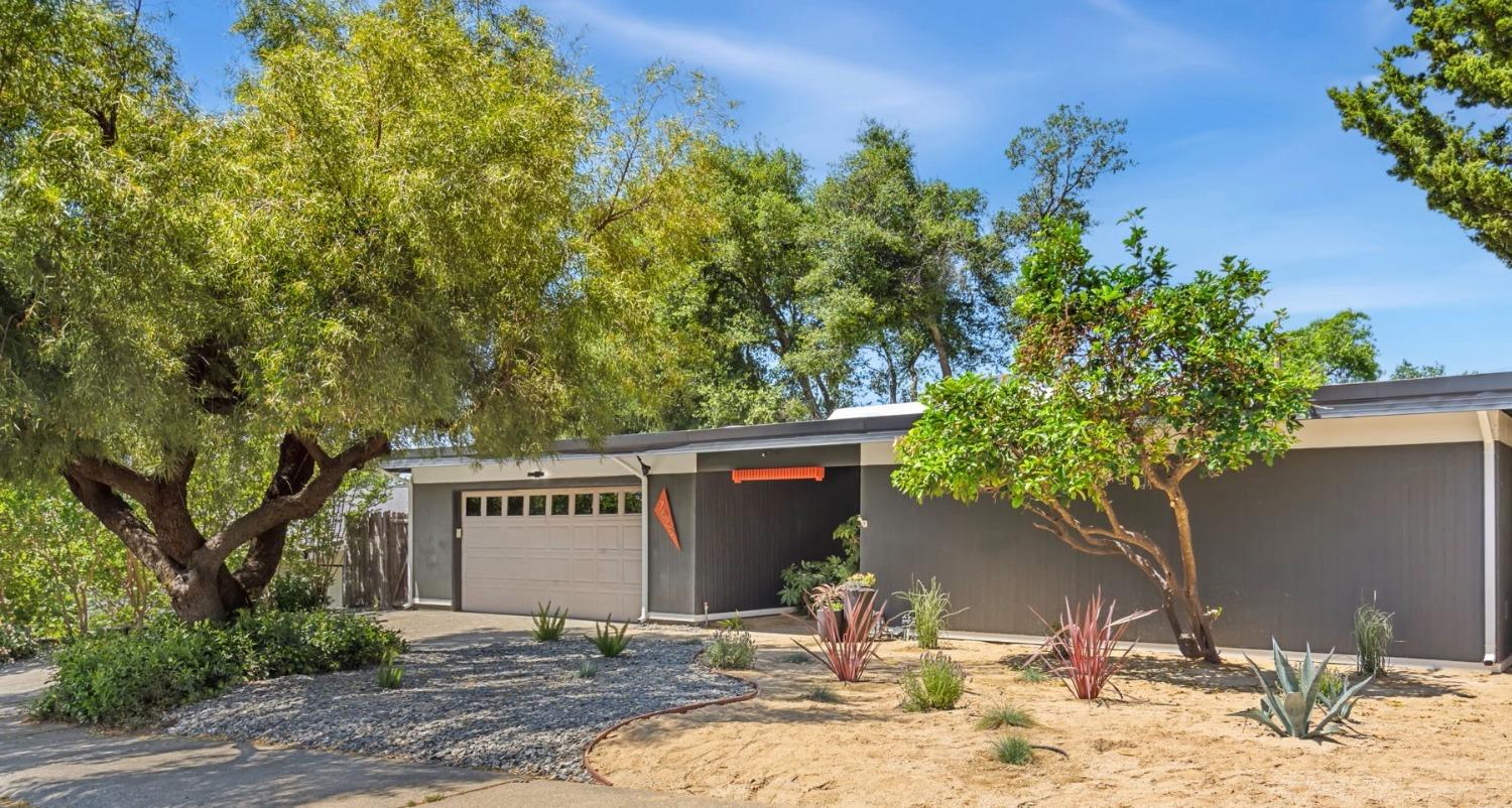 Detail Gallery Image 1 of 22 For 7625 Northeast Cir, Citrus Heights,  CA 95610 - 3 Beds | 2 Baths