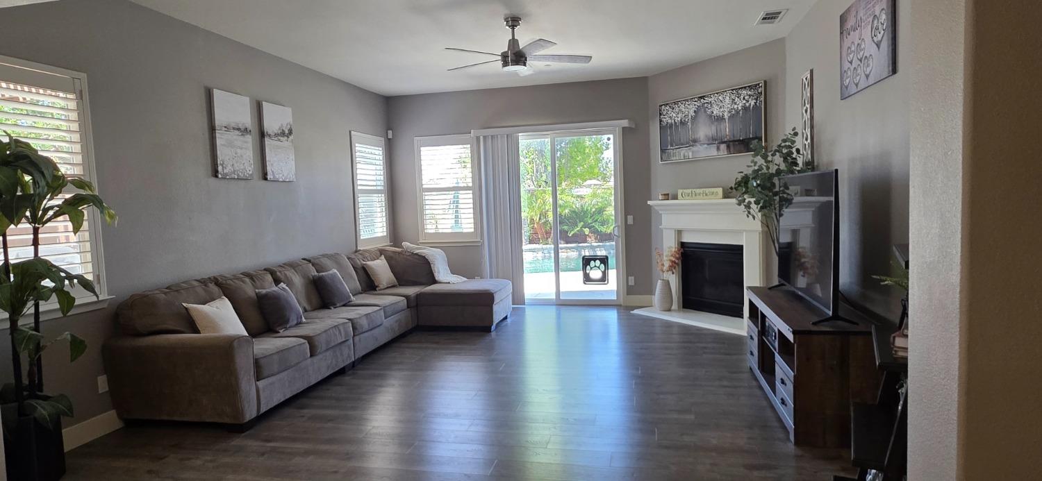 Detail Gallery Image 5 of 39 For 1731 Crystal Ct, Los Banos,  CA 93635 - 4 Beds | 2 Baths