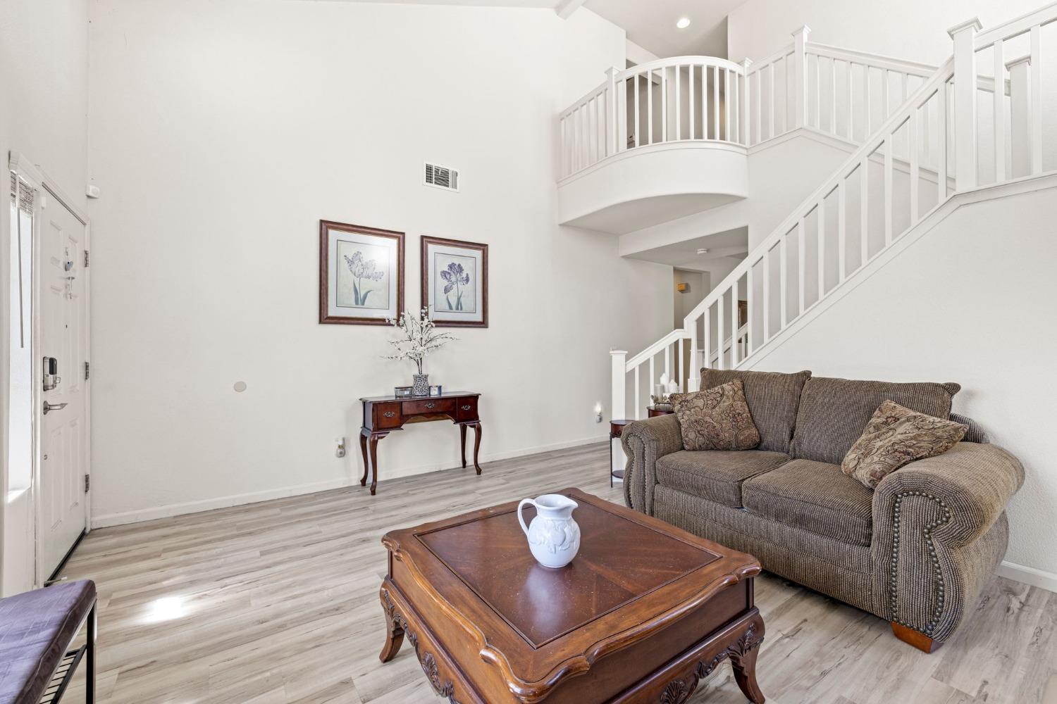 Detail Gallery Image 4 of 43 For 1644 Gloria Cir, Tracy,  CA 95377 - 5 Beds | 3 Baths