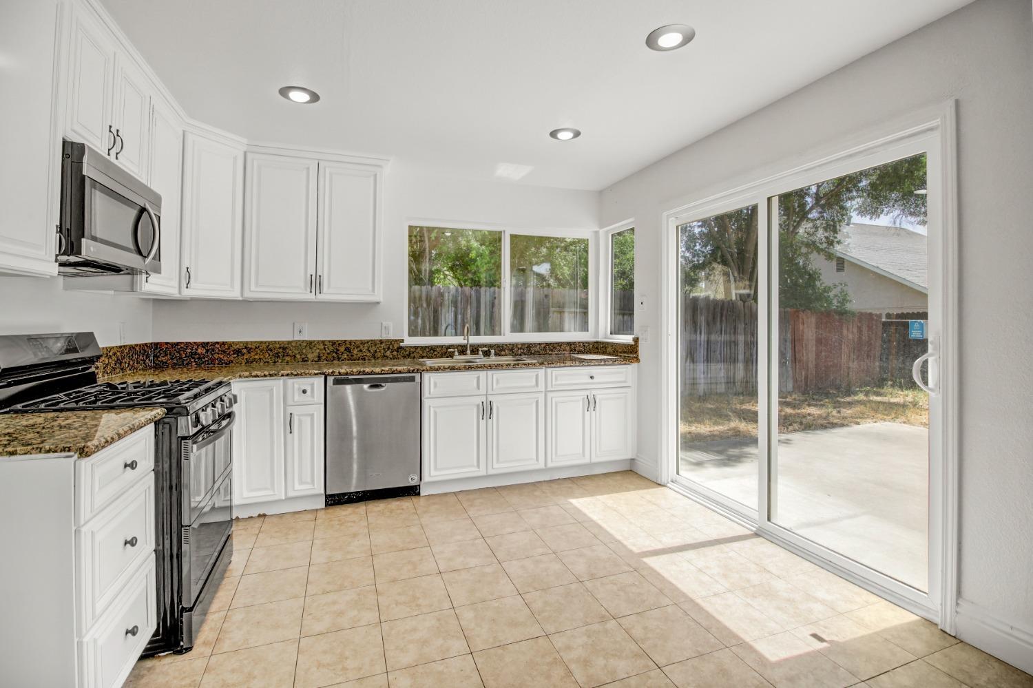 Detail Gallery Image 13 of 39 For 5756 Himalaya Way, Citrus Heights,  CA 95621 - 4 Beds | 3/1 Baths