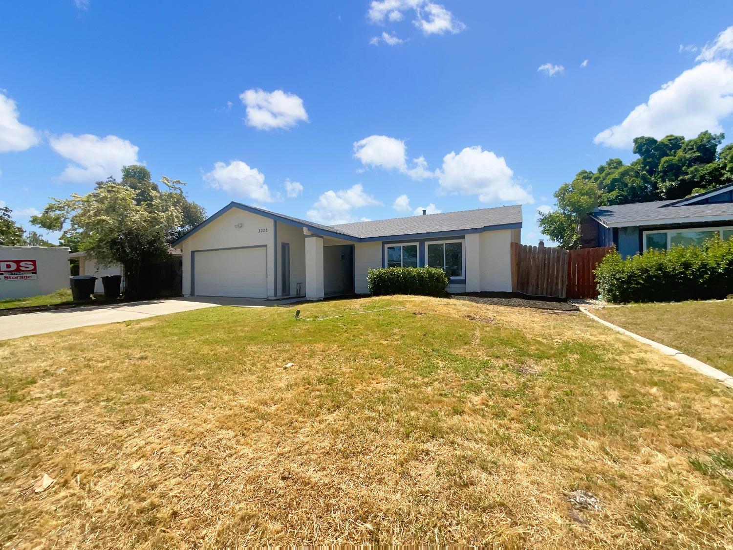 Detail Gallery Image 9 of 29 For 3023 Rosemont Dr, Sacramento,  CA 95826 - 3 Beds | 2 Baths