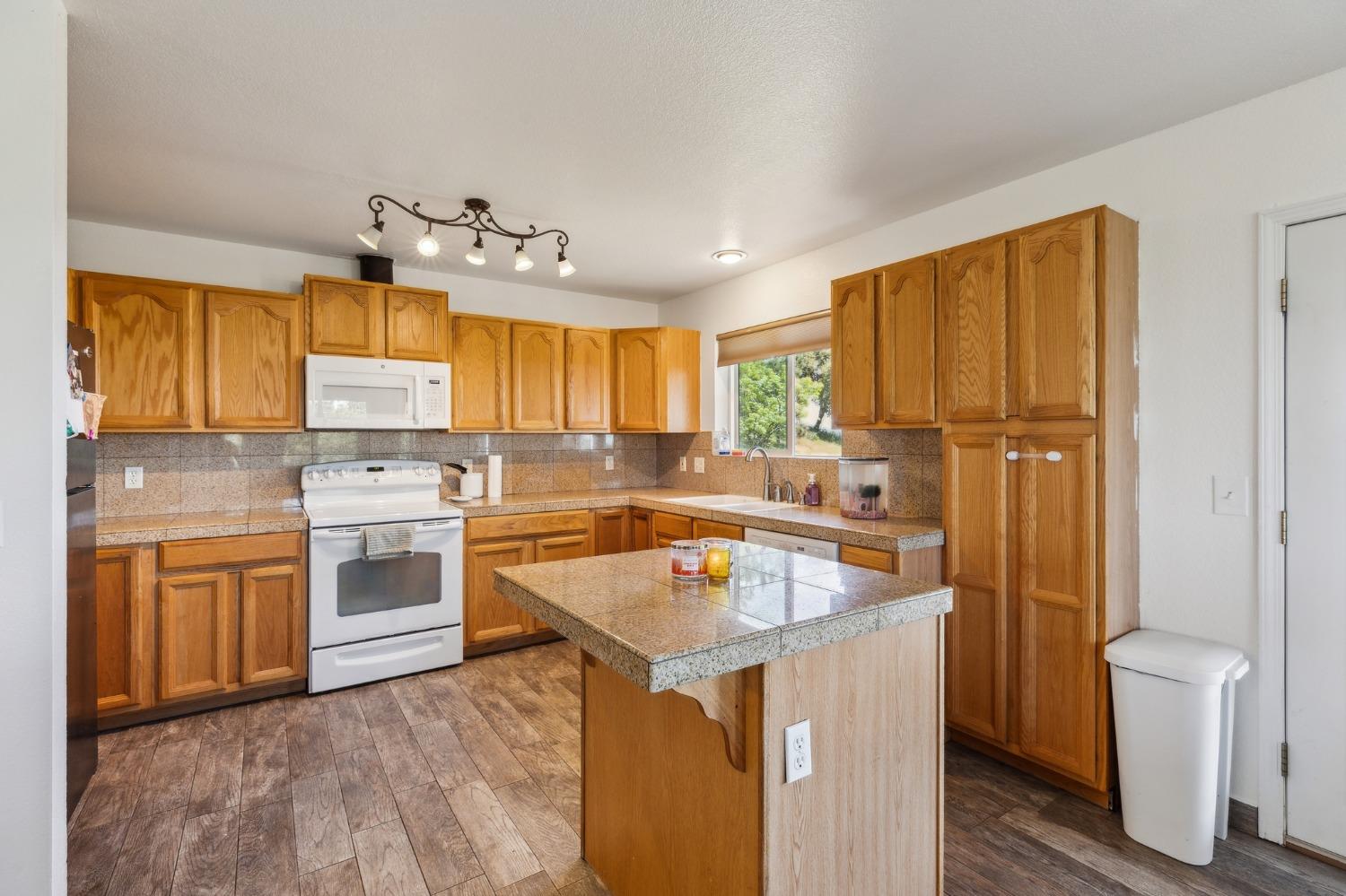 Detail Gallery Image 8 of 27 For 14748 Sutter Highlands, Sutter Creek,  CA 95685 - 3 Beds | 2 Baths