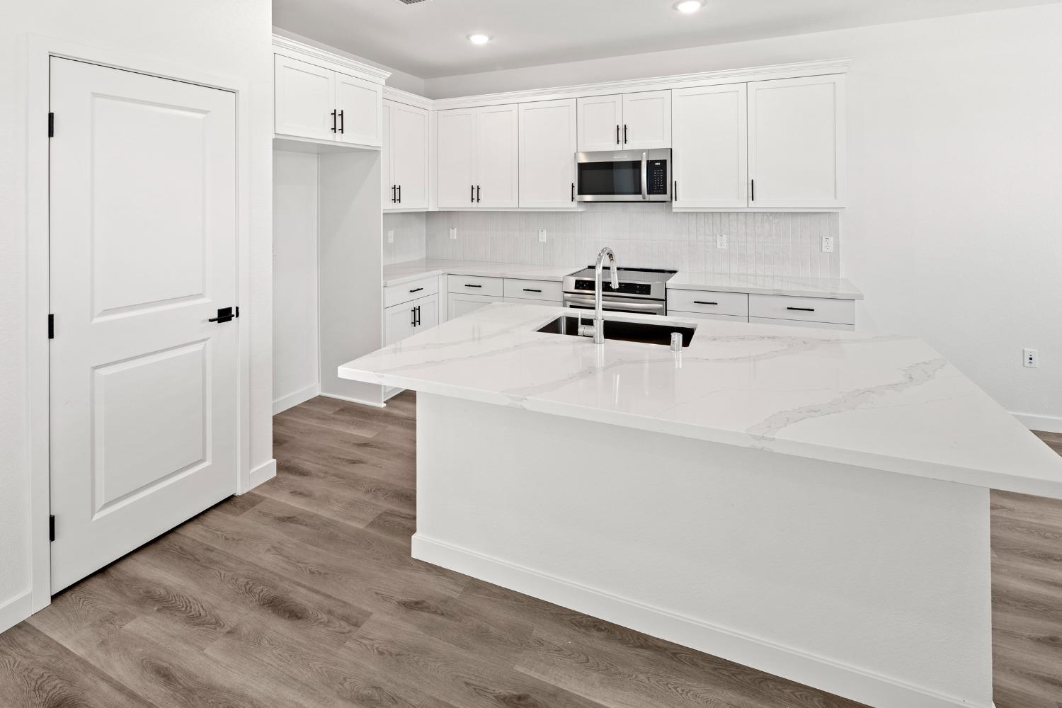Detail Gallery Image 9 of 39 For 8636 Starburst Way, Sacramento,  CA 95823 - 4 Beds | 2/1 Baths