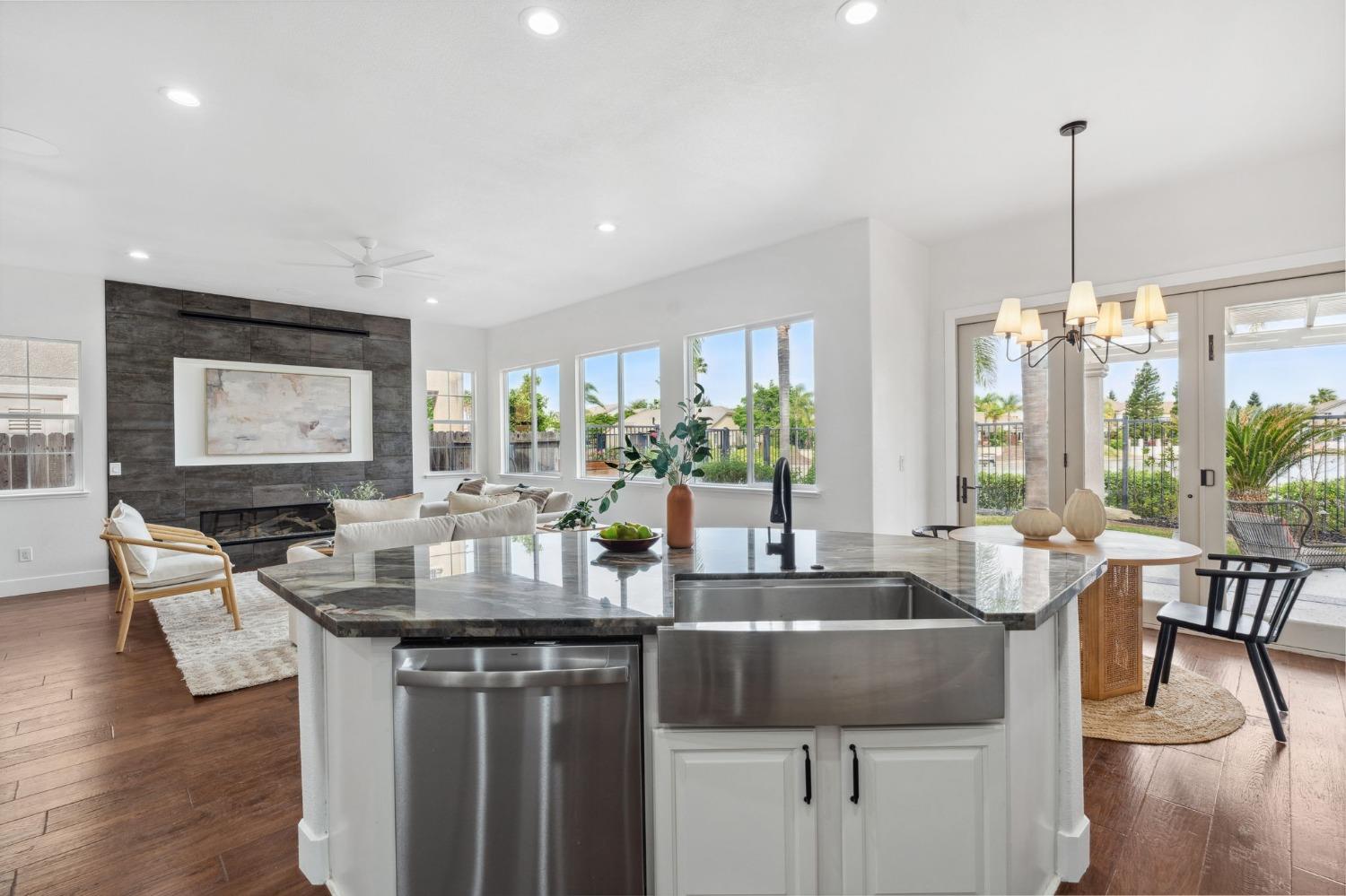 Detail Gallery Image 14 of 33 For 261 Vista Creek Cir, Sacramento,  CA 95835 - 5 Beds | 3/1 Baths