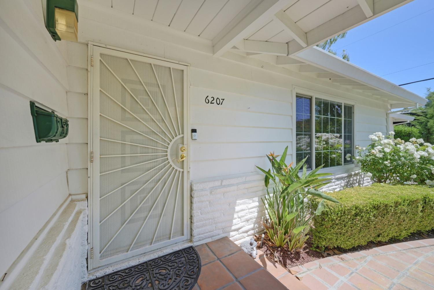 Detail Gallery Image 5 of 75 For 6207 Rampart Dr, Carmichael,  CA 95608 - 4 Beds | 3 Baths