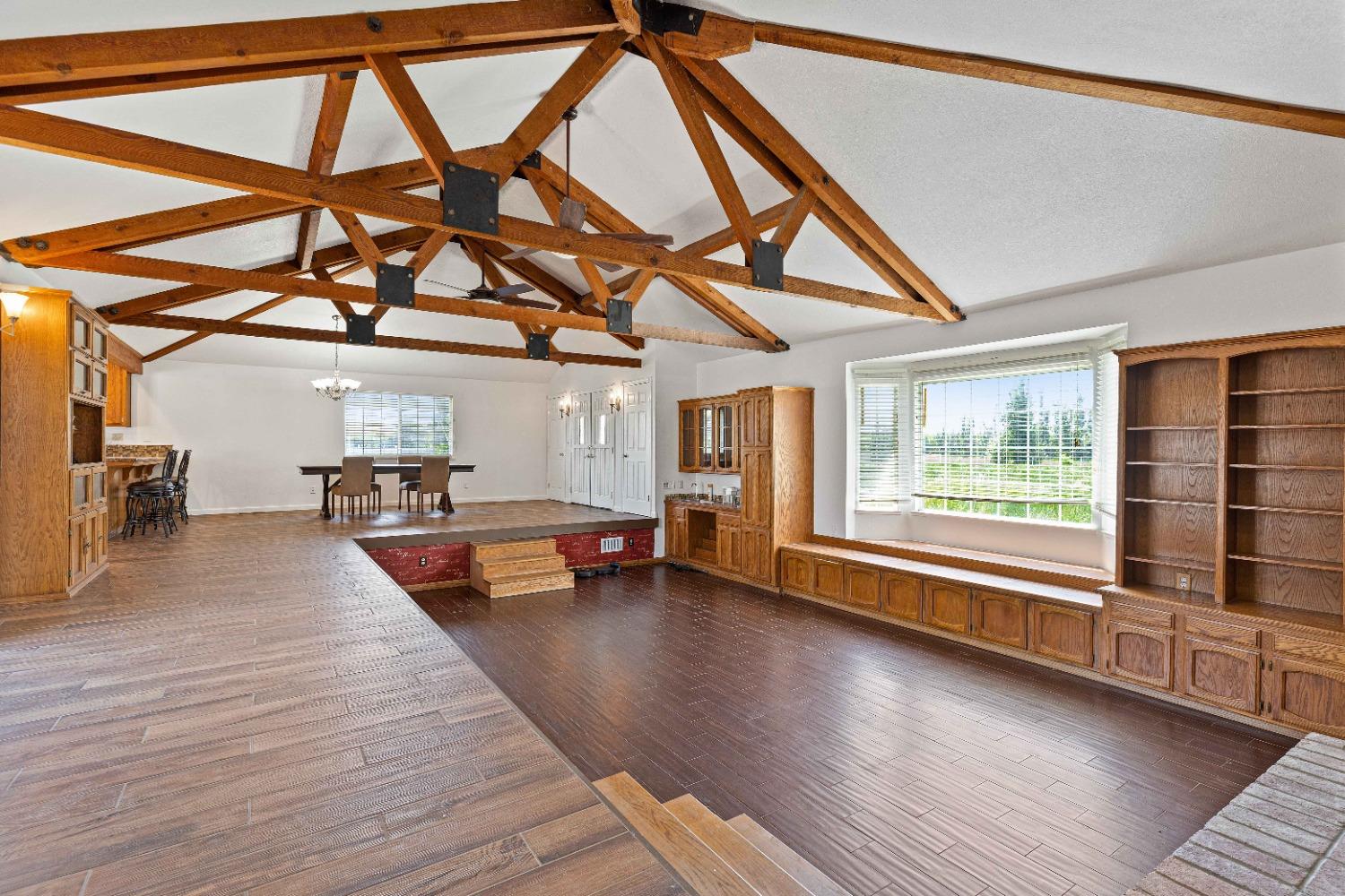Detail Gallery Image 6 of 68 For 21299 E Highway 4, Stockton,  CA 95215 - 5 Beds | 4/1 Baths