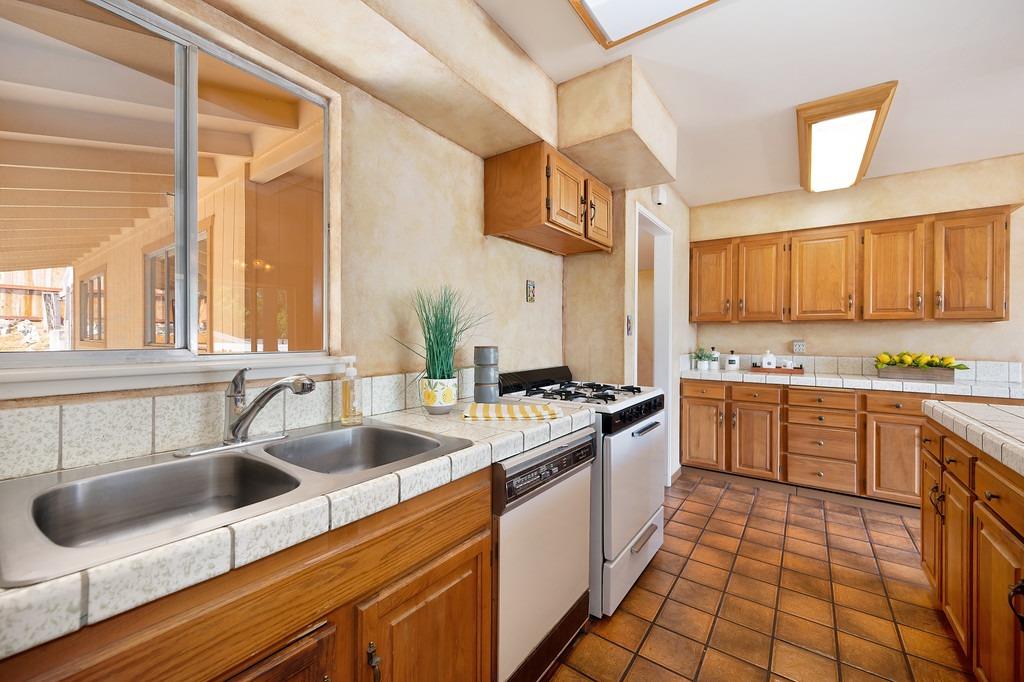 Detail Gallery Image 3 of 38 For 8005 Livorna Way, Fair Oaks,  CA 95628 - 4 Beds | 2 Baths
