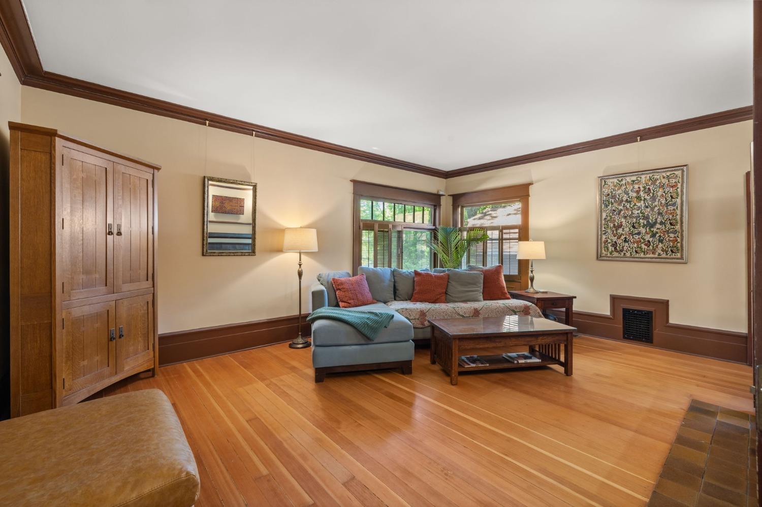 Detail Gallery Image 9 of 61 For 2727 H St, Sacramento,  CA 95816 - 5 Beds | 3 Baths