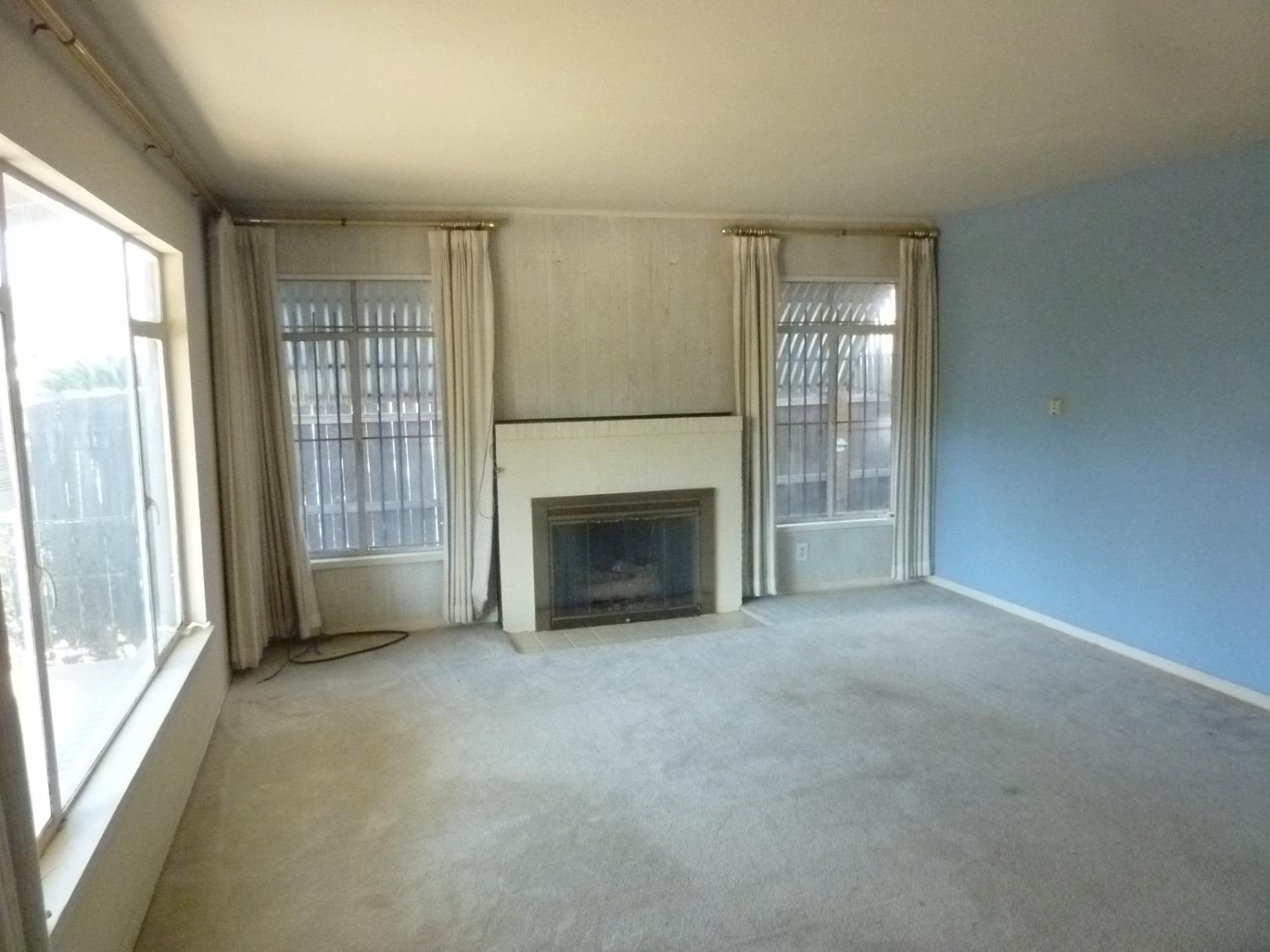 Detail Gallery Image 3 of 15 For 2059 Country Club Blvd, Stockton,  CA 95204 - 3 Beds | 1 Baths