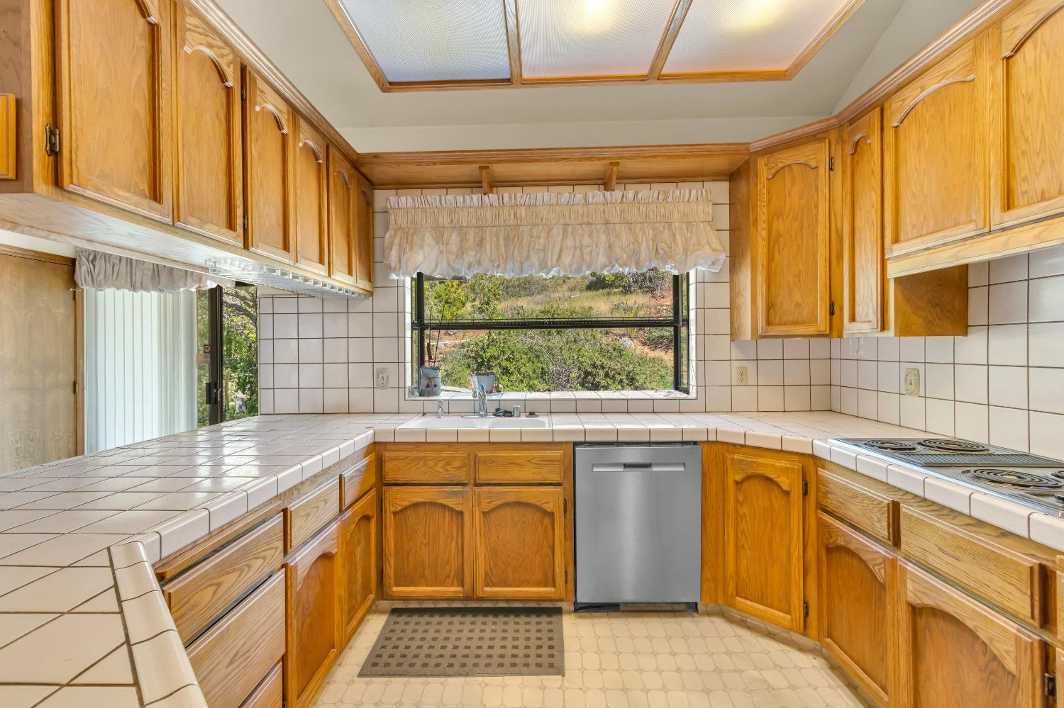 Detail Gallery Image 3 of 60 For 3375 Sudbury Rd, Cameron Park,  CA 95682 - 3 Beds | 3 Baths