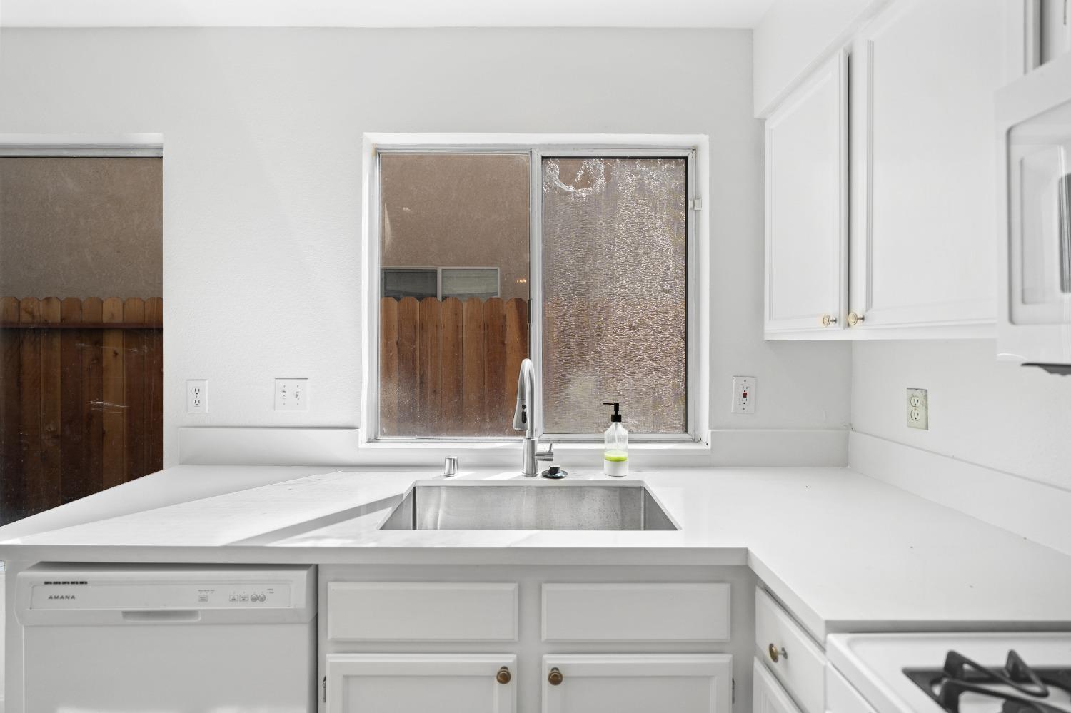 Detail Gallery Image 17 of 50 For 9557 W Village Tree Dr, Elk Grove,  CA 95758 - 3 Beds | 2/1 Baths