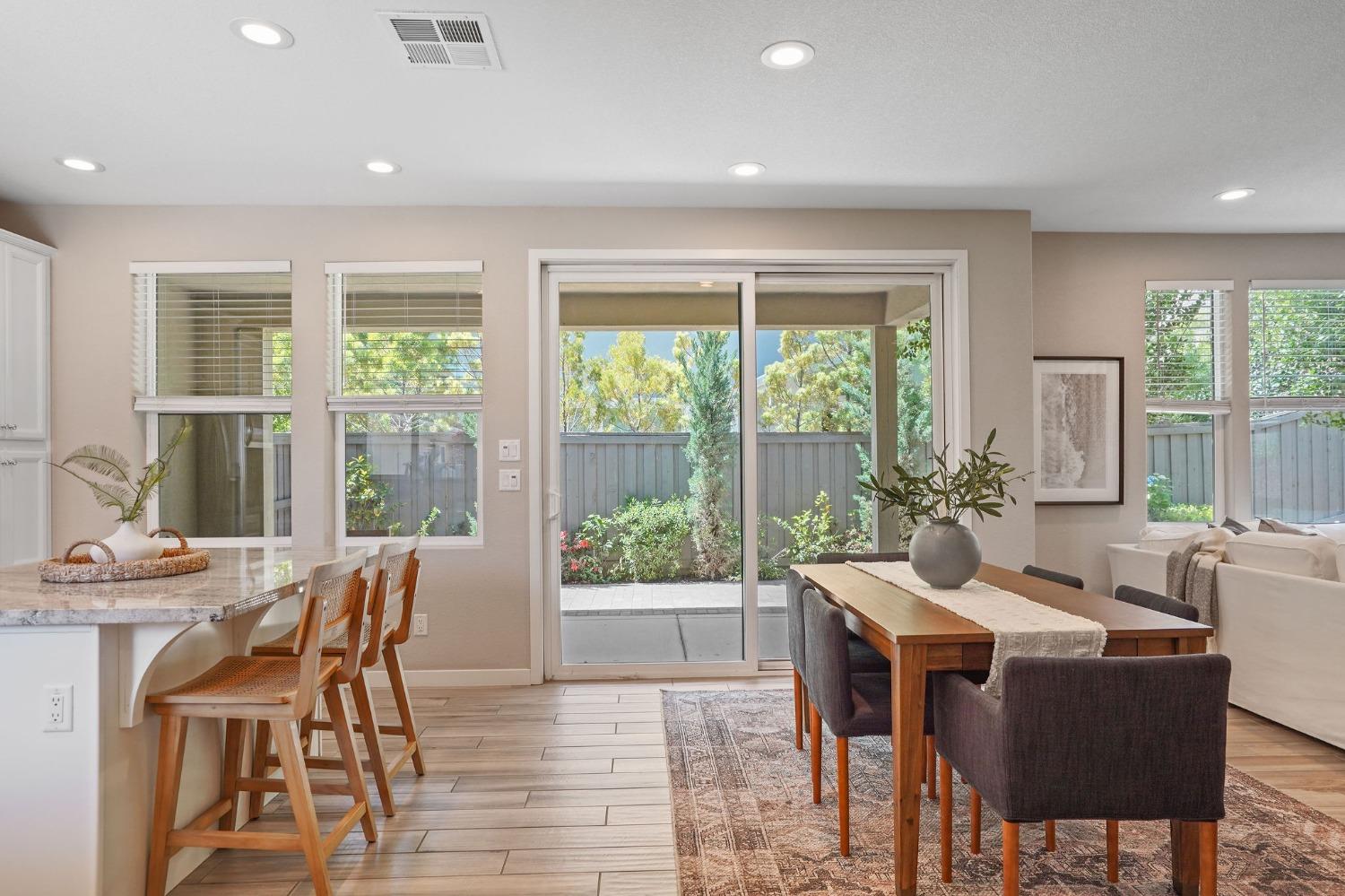 Detail Gallery Image 3 of 31 For 3205 Forney, Sacramento,  CA 95816 - 3 Beds | 2/1 Baths