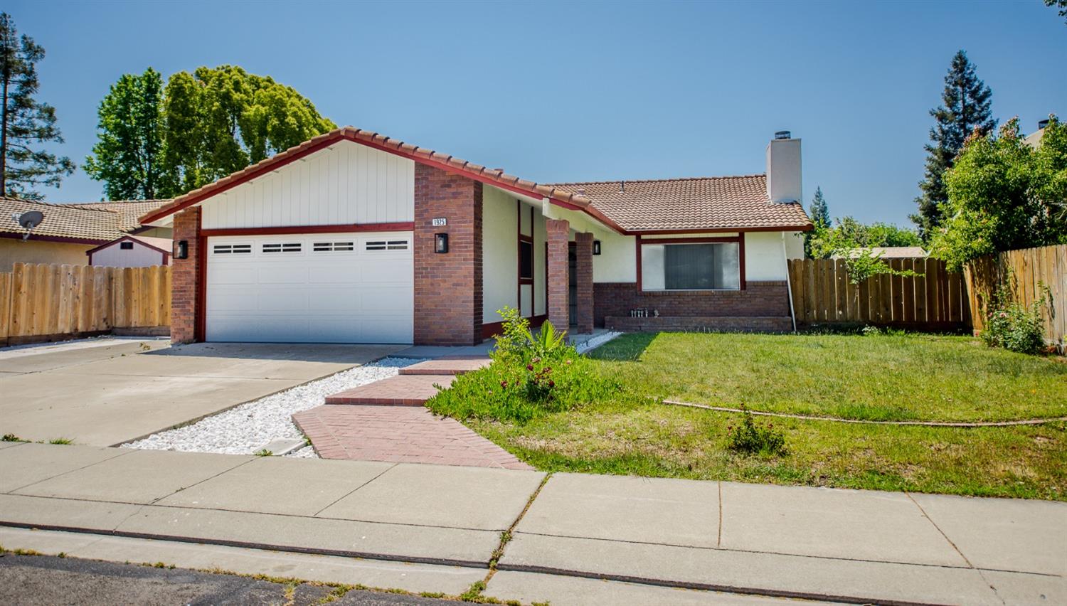 Detail Gallery Image 2 of 46 For 1925 Arrowsmith Dr, Manteca,  CA 95336 - 3 Beds | 2 Baths