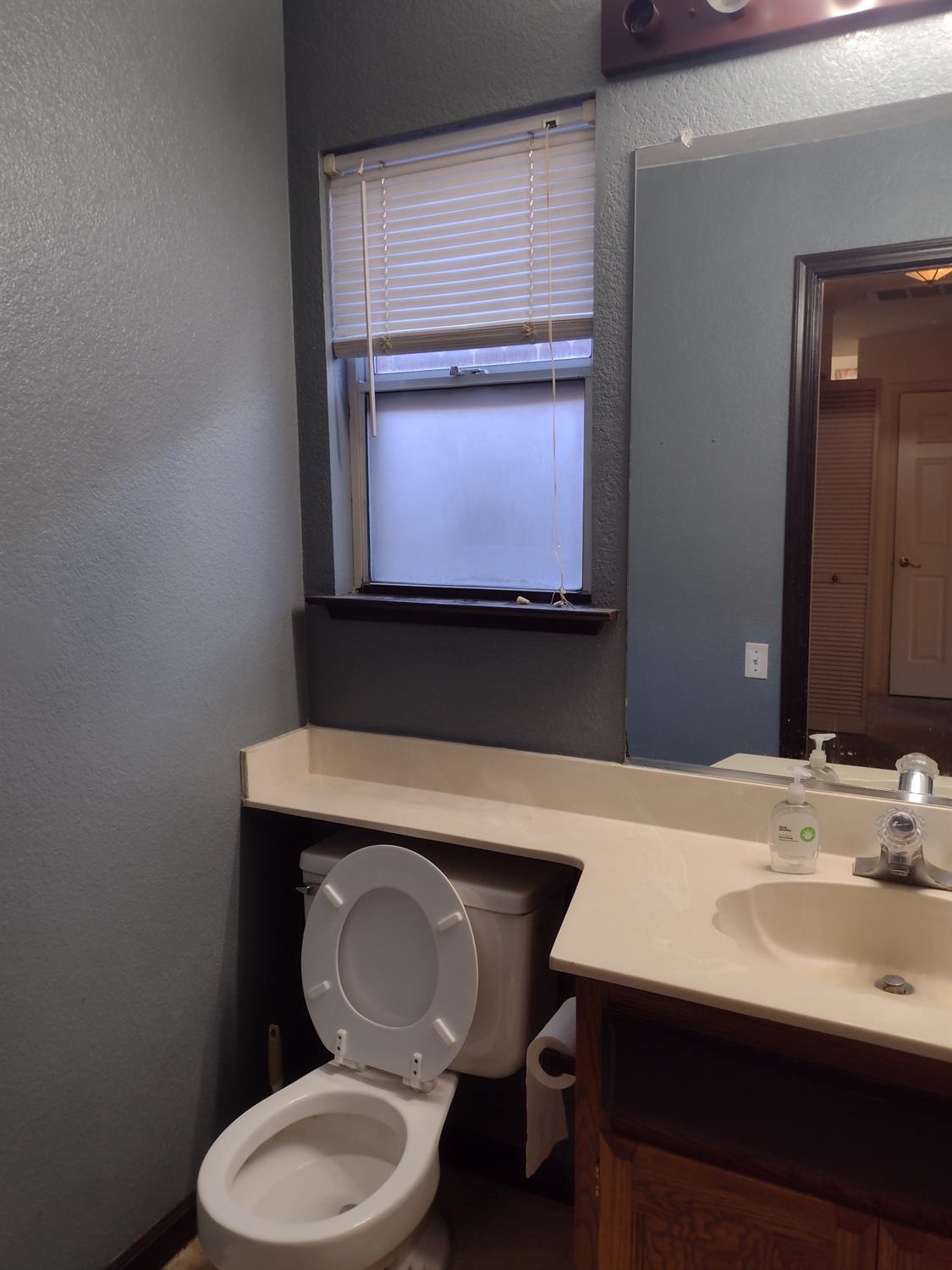 Detail Gallery Image 10 of 56 For 1900 Berryessa Dr, Modesto,  CA 95358 - 3 Beds | 2/1 Baths