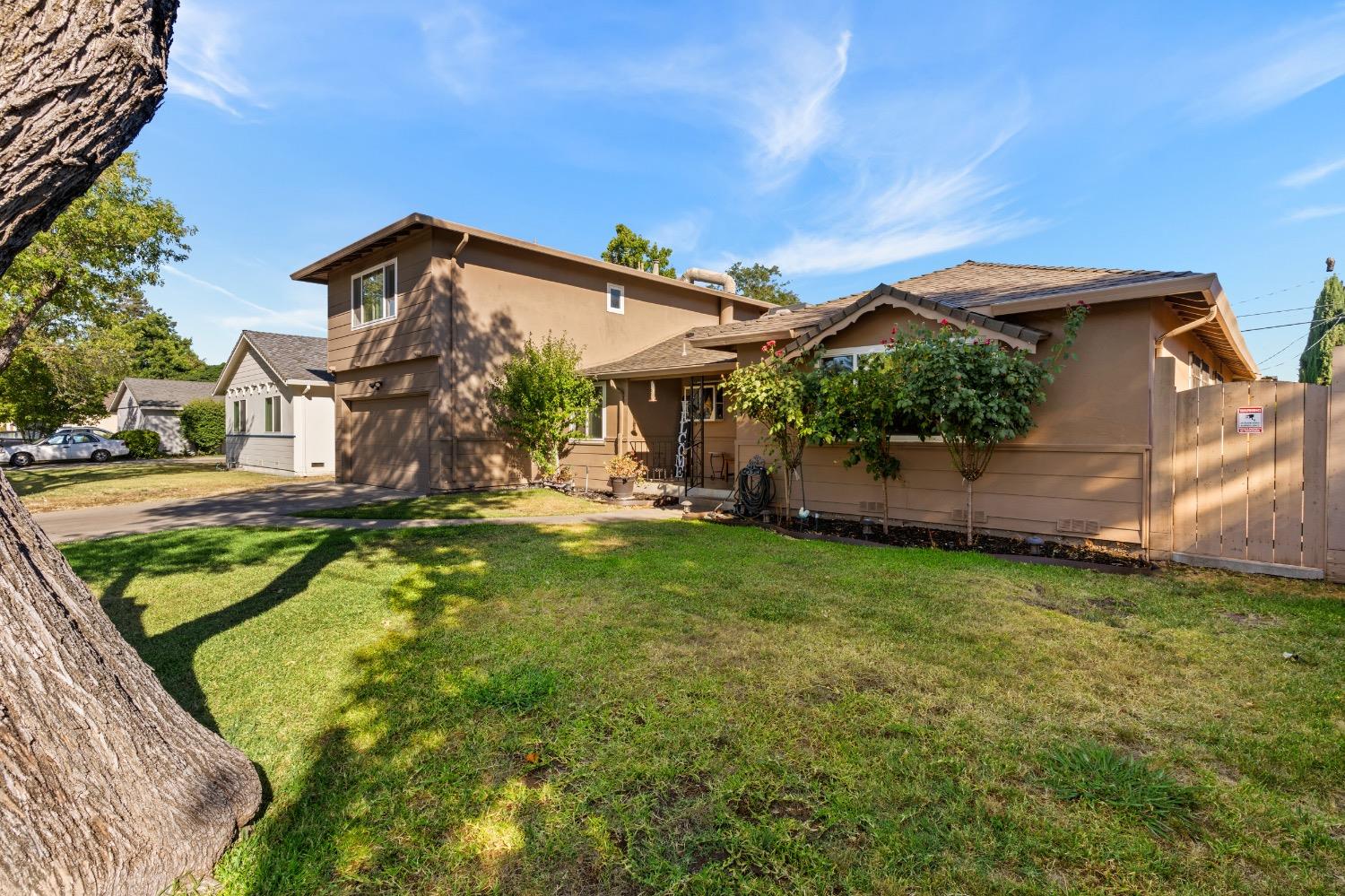 Detail Gallery Image 2 of 32 For 126 N Nottingham Dr, Stockton,  CA 95207 - 5 Beds | 3 Baths