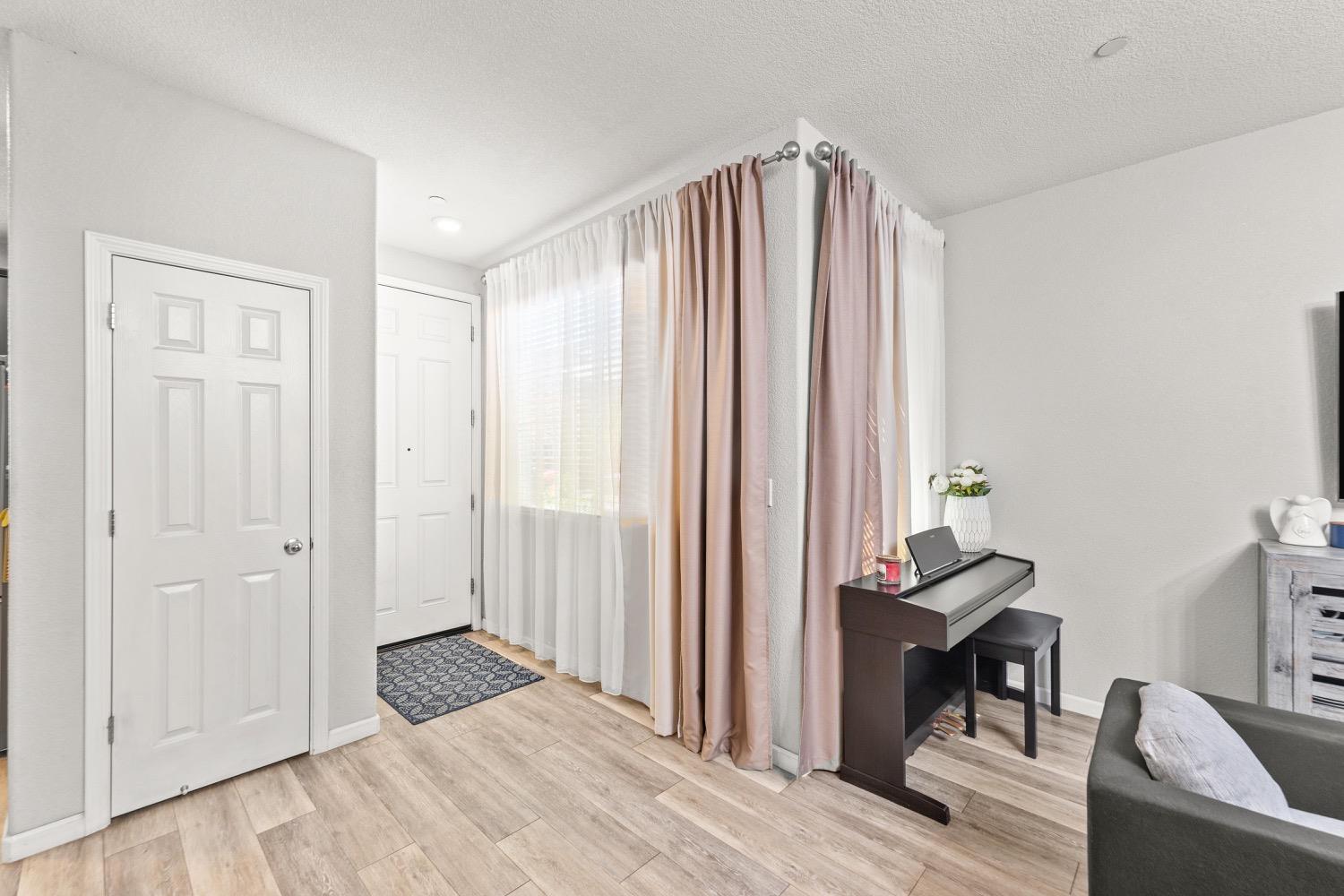 Detail Gallery Image 12 of 43 For 10853 Barden Dr, Rancho Cordova,  CA 95670 - 3 Beds | 2/1 Baths