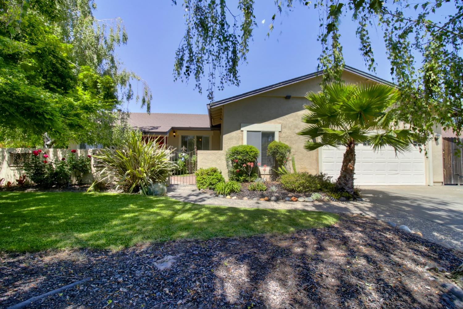 Detail Gallery Image 2 of 78 For 8401 Kroeger Ct, Fair Oaks,  CA 95628 - 4 Beds | 3 Baths