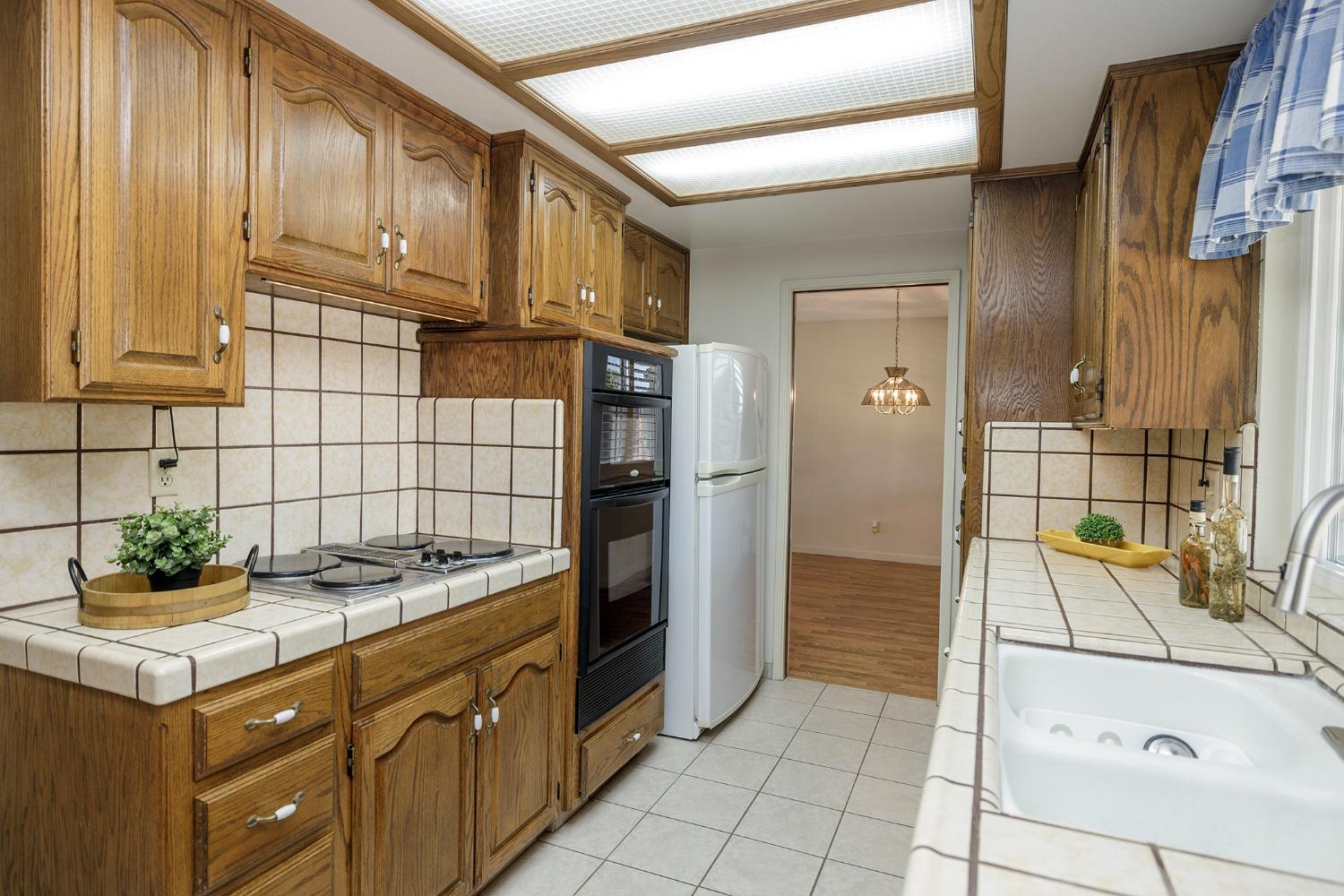 Oakridge Court, Modesto, California image 14