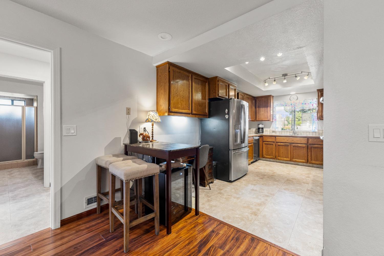 Detail Gallery Image 20 of 47 For 24 Sage River Cir, Sacramento,  CA 95831 - 3 Beds | 3 Baths