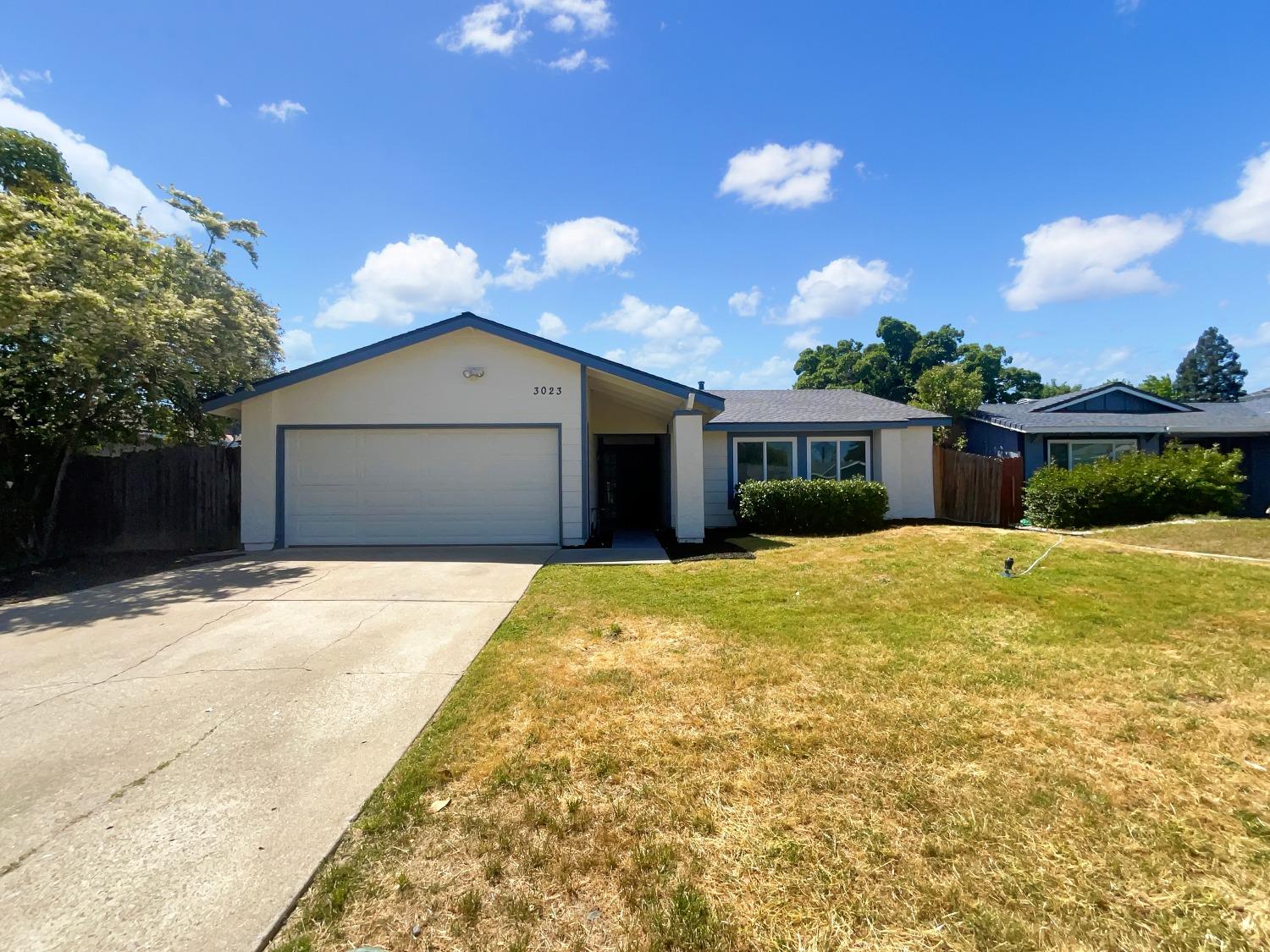 Detail Gallery Image 1 of 29 For 3023 Rosemont Dr, Sacramento,  CA 95826 - 3 Beds | 2 Baths
