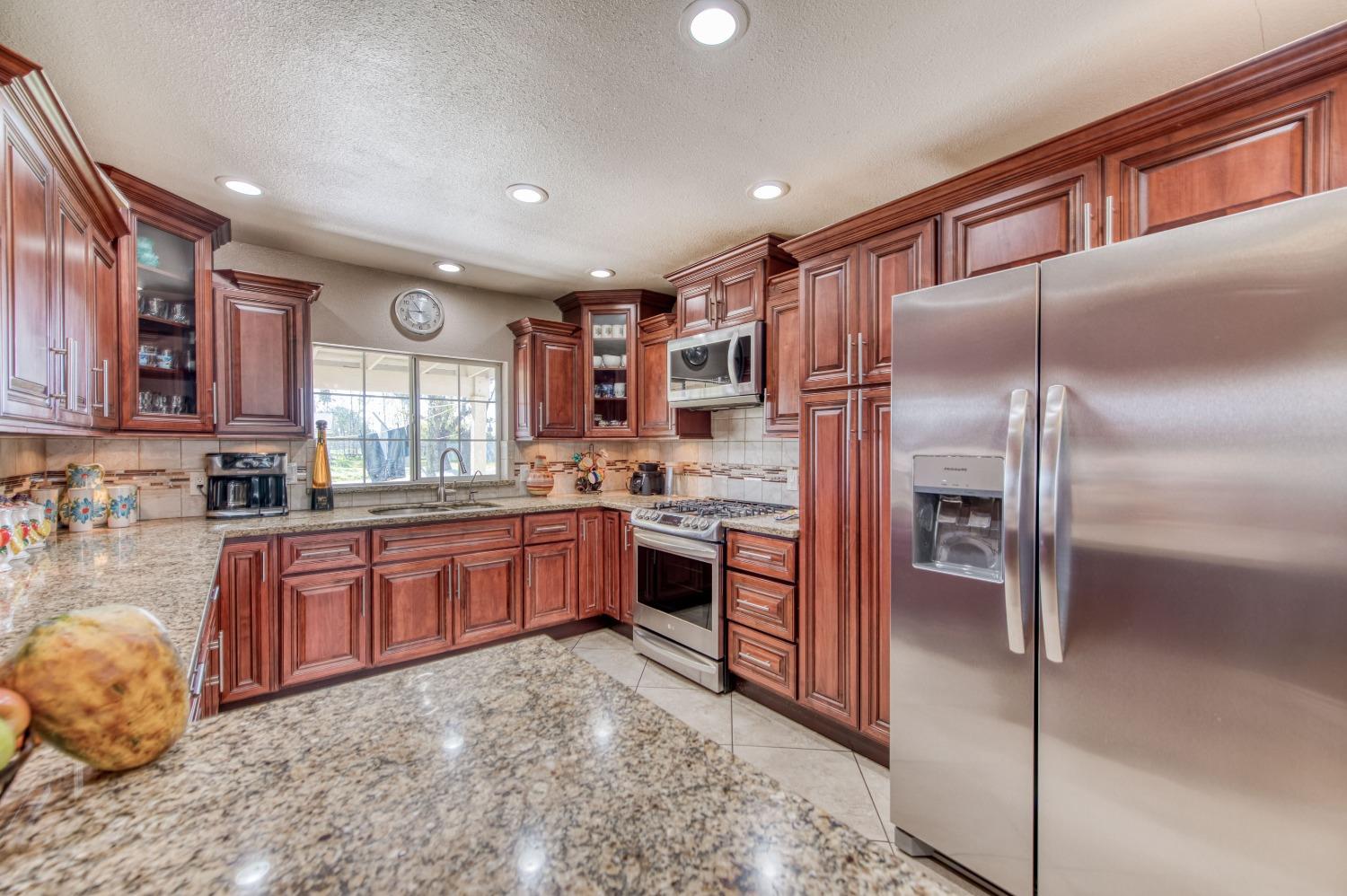 Detail Gallery Image 5 of 38 For 25540 Lynn Pl #B,  –,  CA 93638 - 3 Beds | 2 Baths