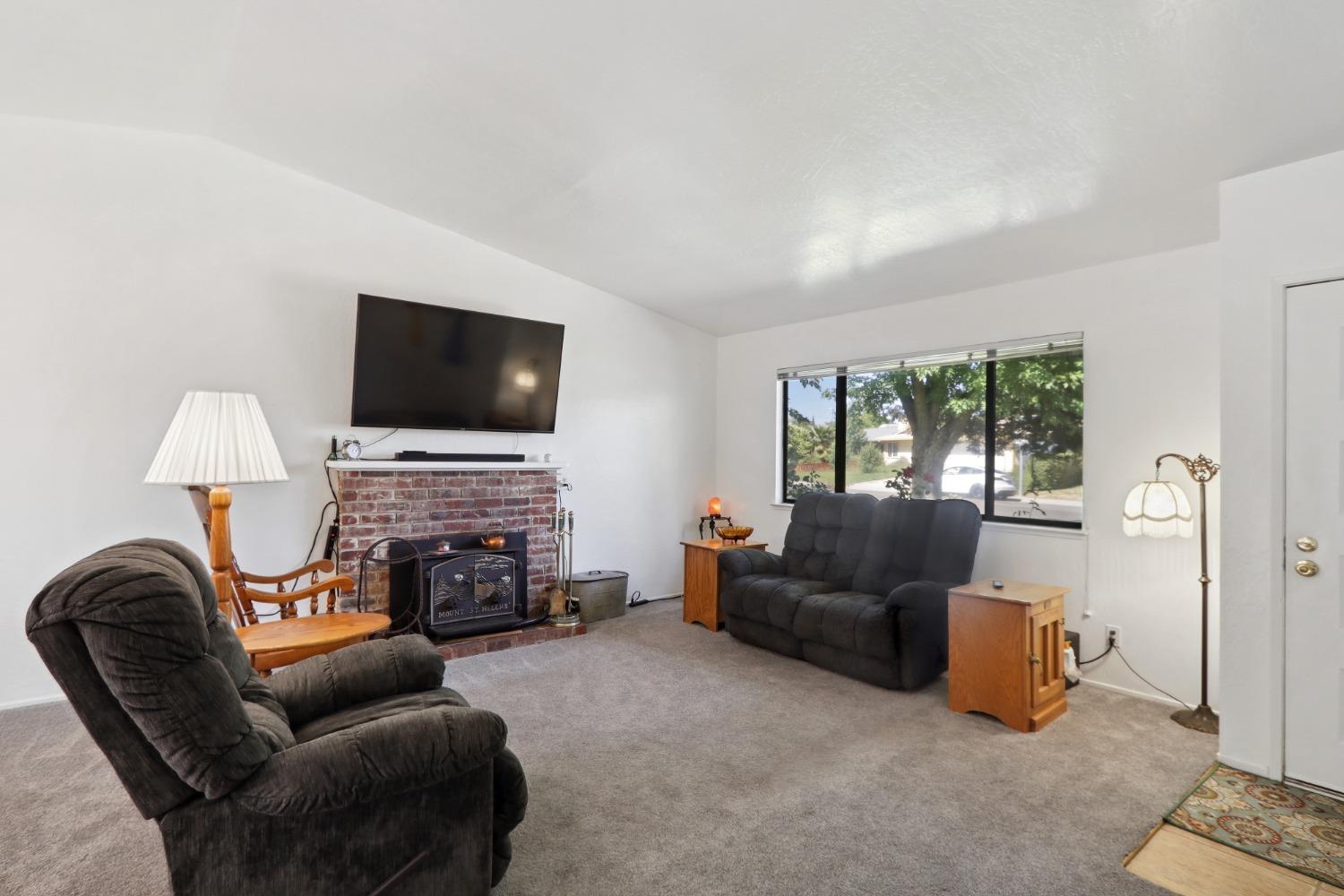 Detail Gallery Image 7 of 32 For 7463 Versailles Way, Sacramento,  CA 95842 - 3 Beds | 2 Baths